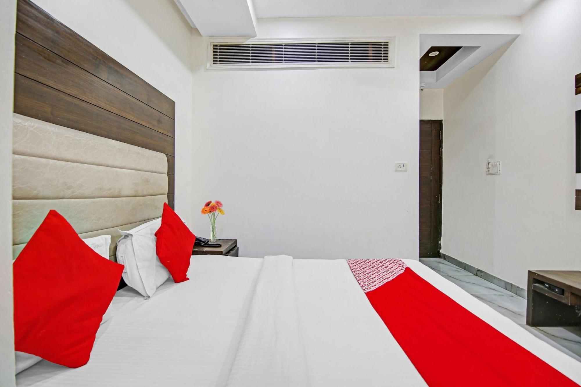 Super Oyo O Saffron 3* New Delhi