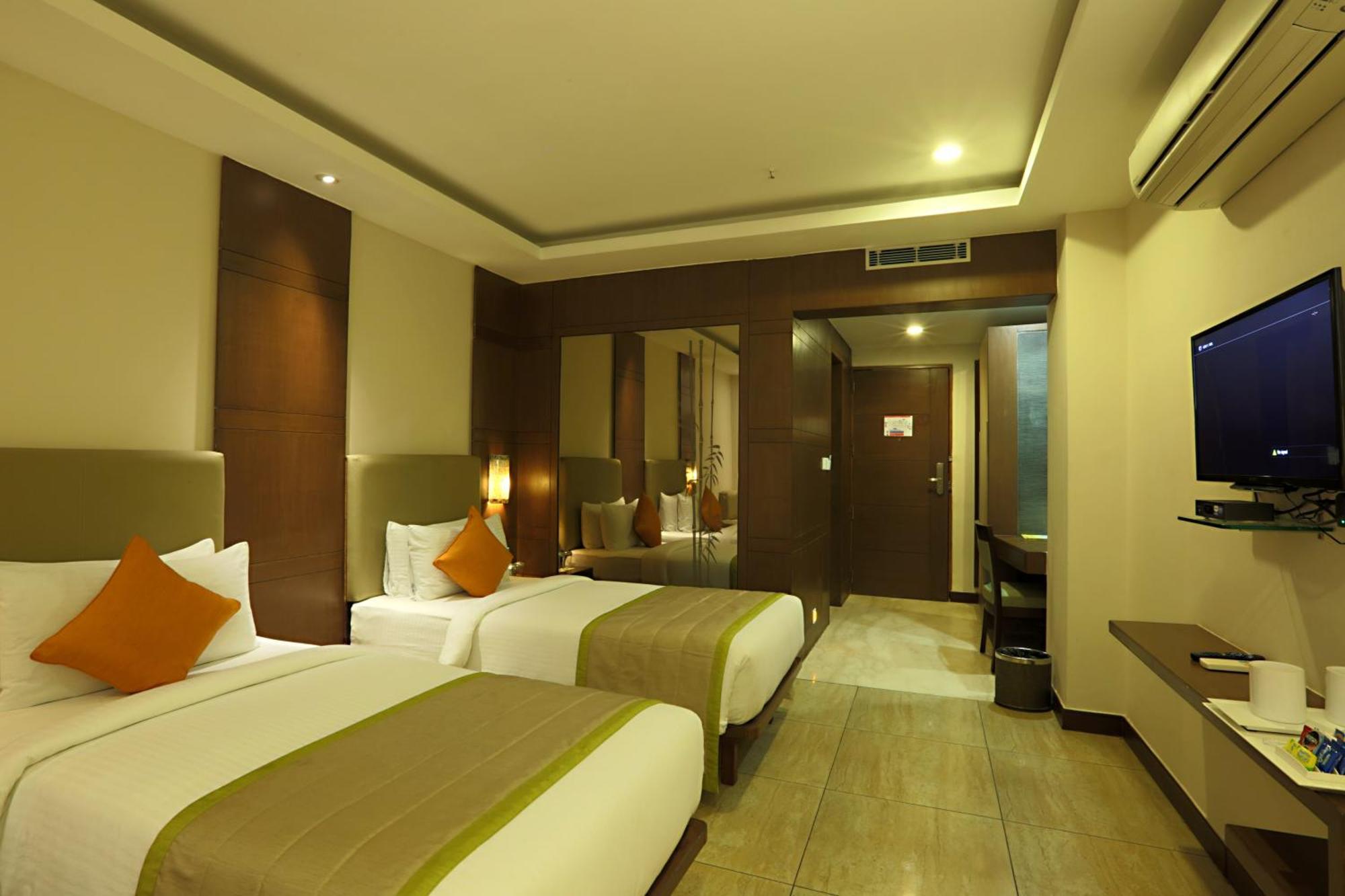 Cardinal Oxmo Delhi Airort Hotel 4*
