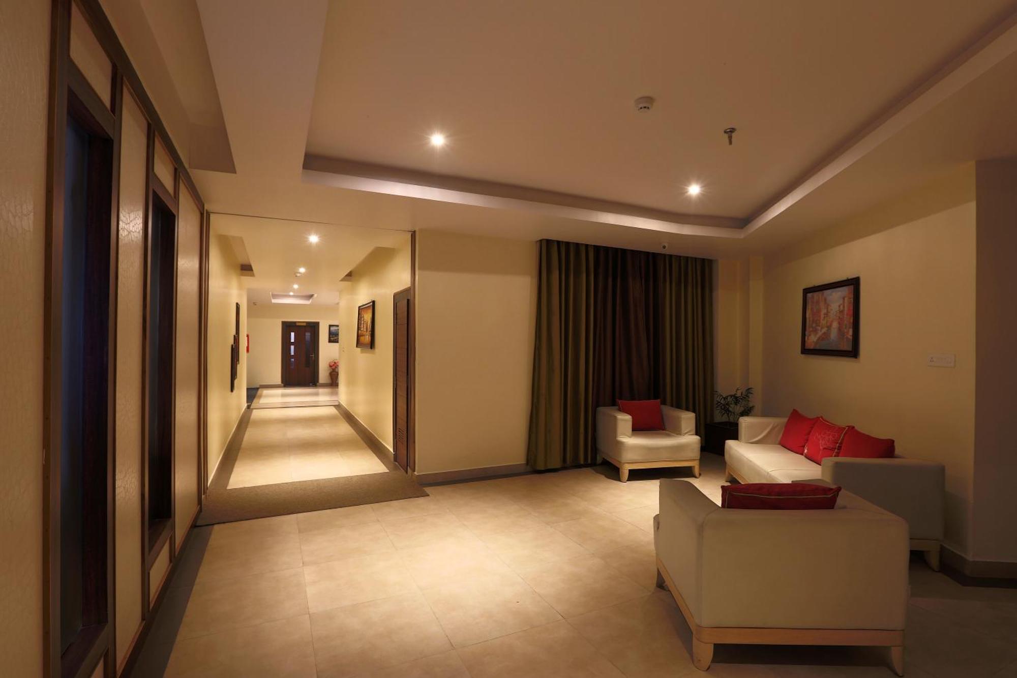 Cardinal Oxmo Delhi Airort Hotel 4*
