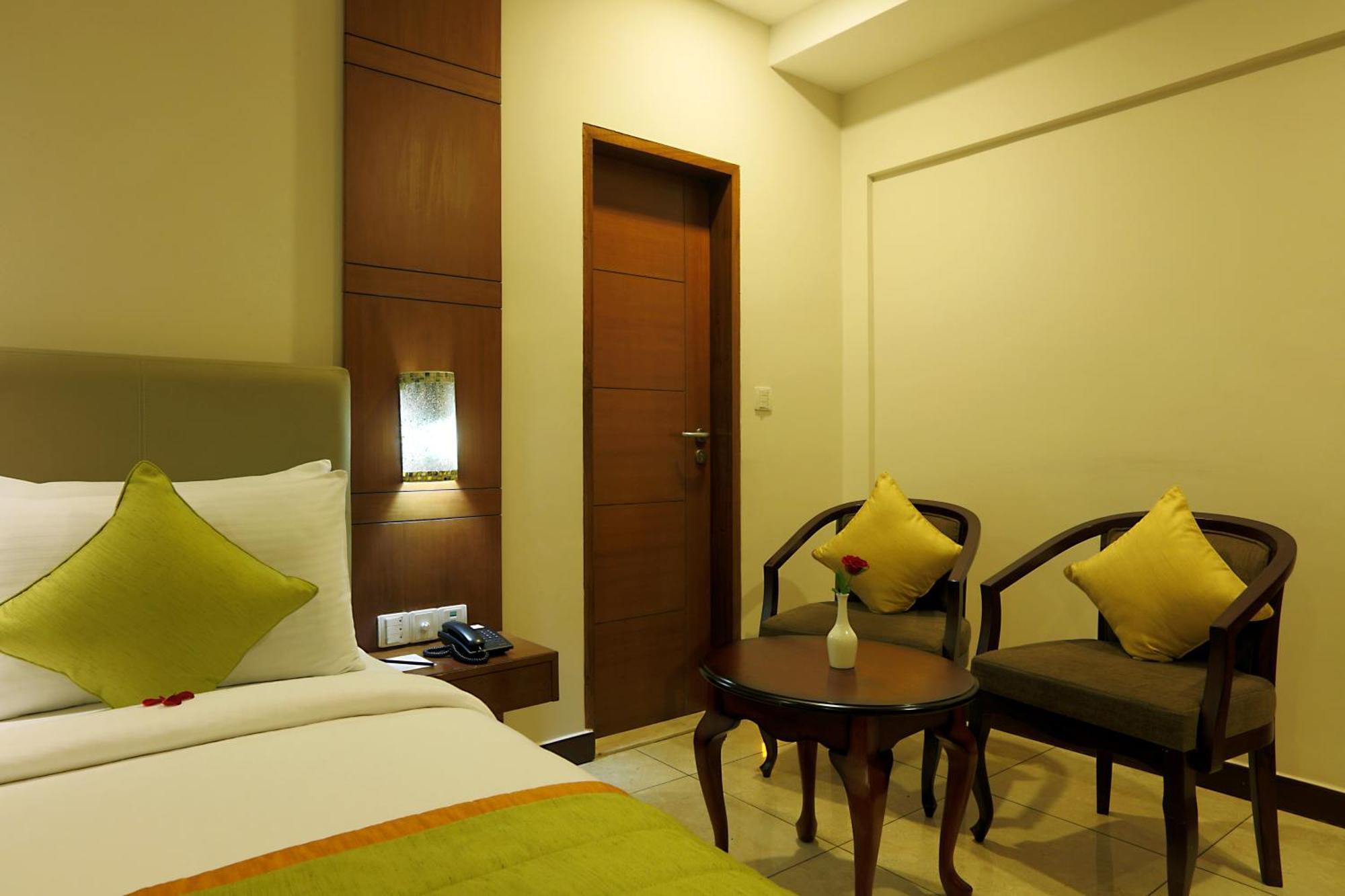 Cardinal Oxmo Delhi Airort 4*