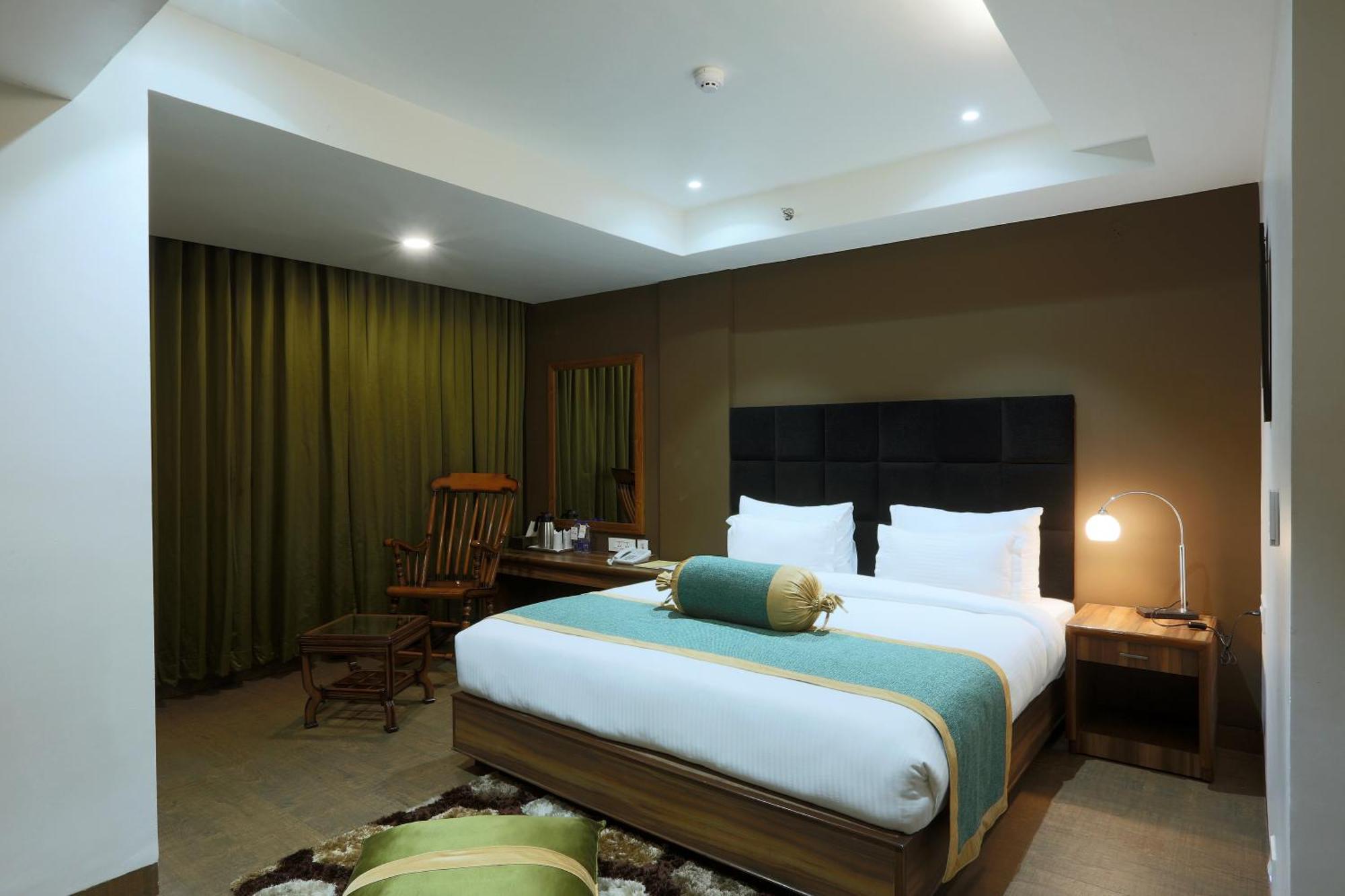 Cardinal Oxmo Delhi Airort Hotel