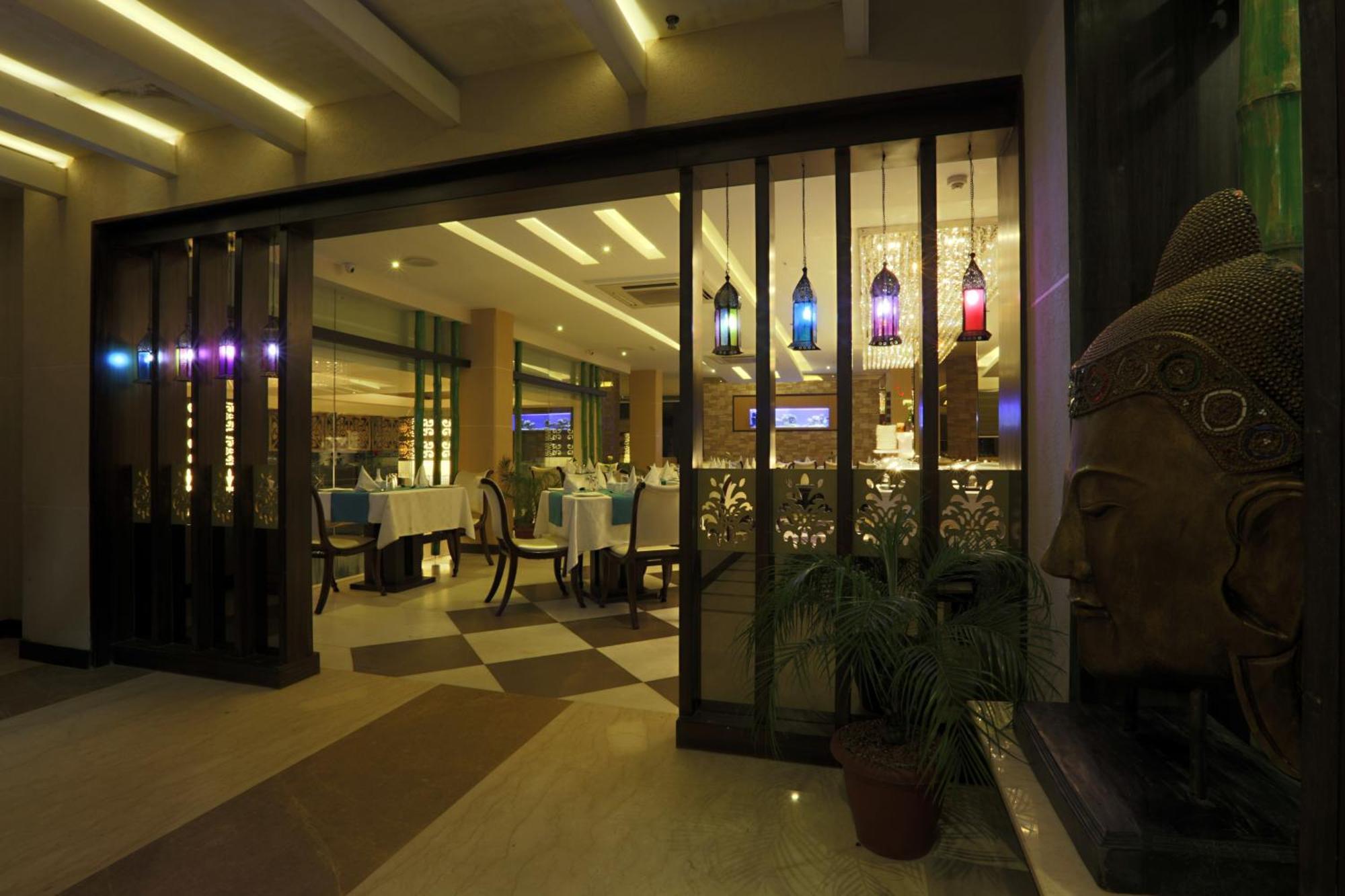 Cardinal Oxmo Delhi Airort Hotel 4*