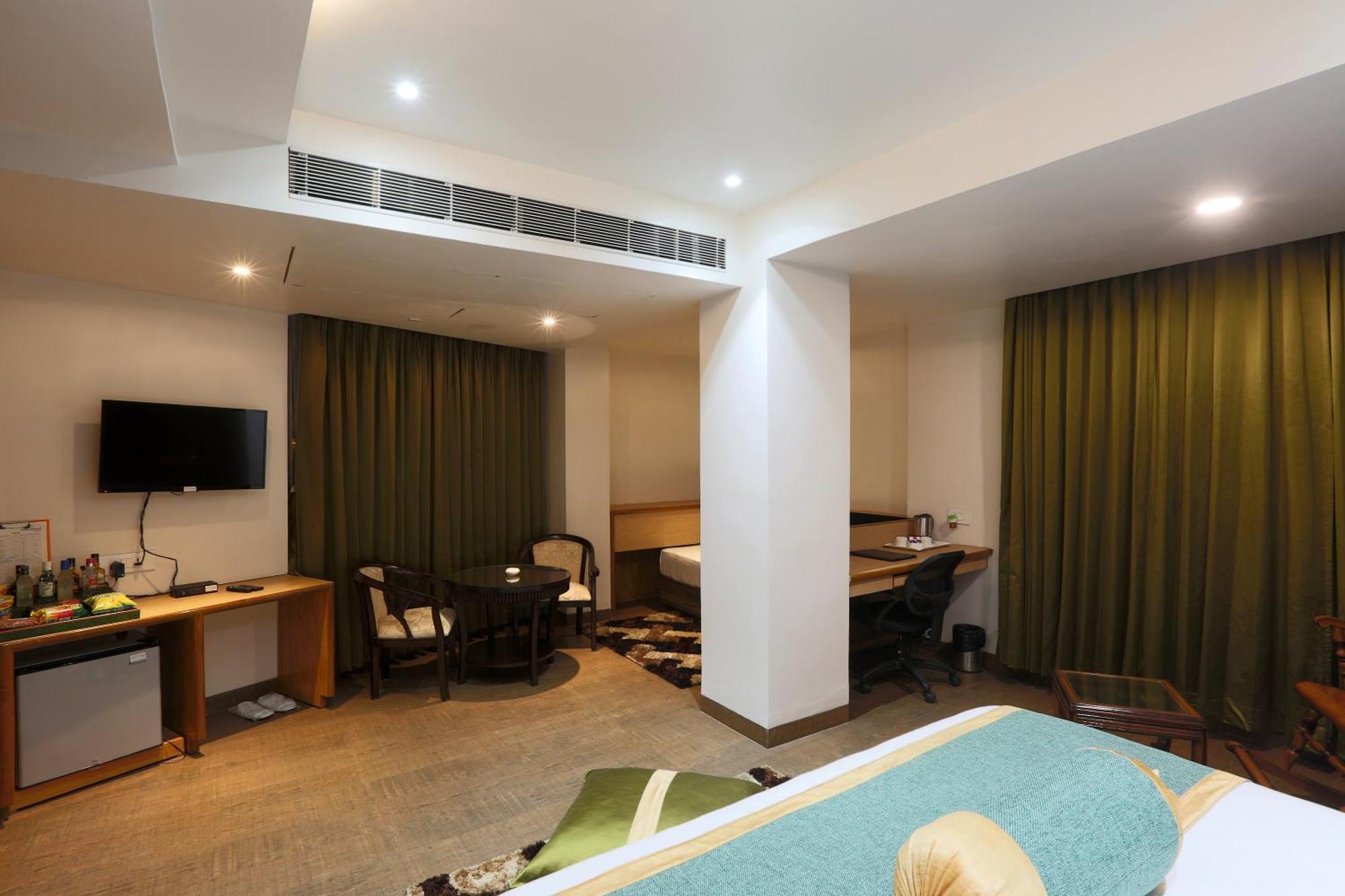 Hotel Cardinal Oxmo Delhi Airort 4*