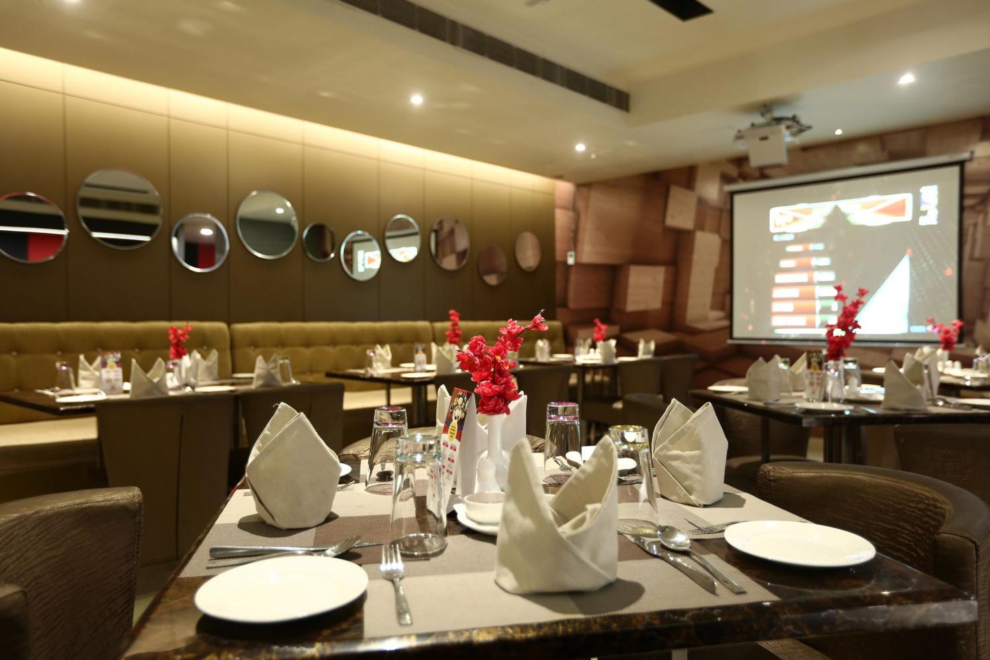 Cardinal Oxmo Delhi Airort 4*