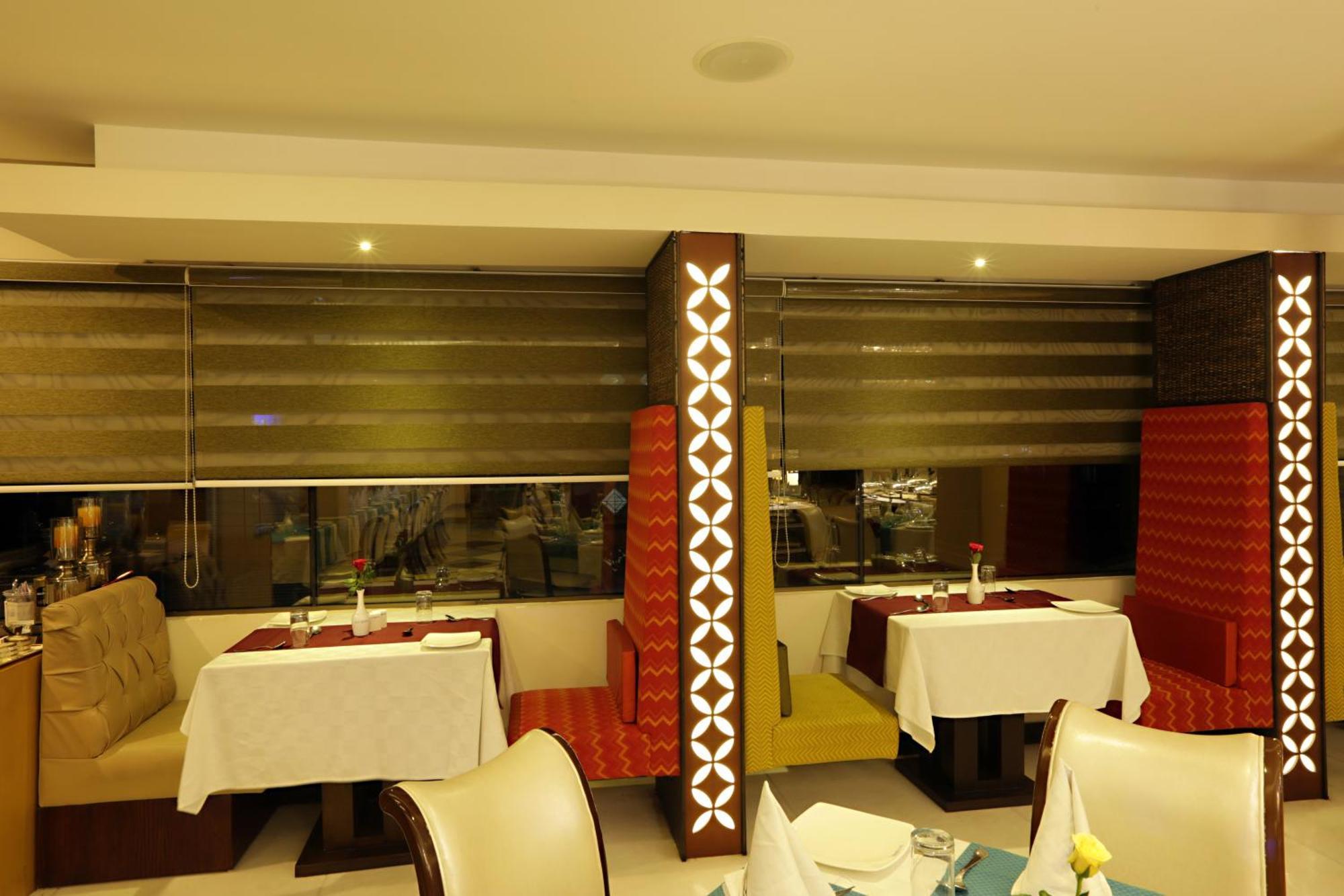 Cardinal Oxmo Delhi Airort 4*