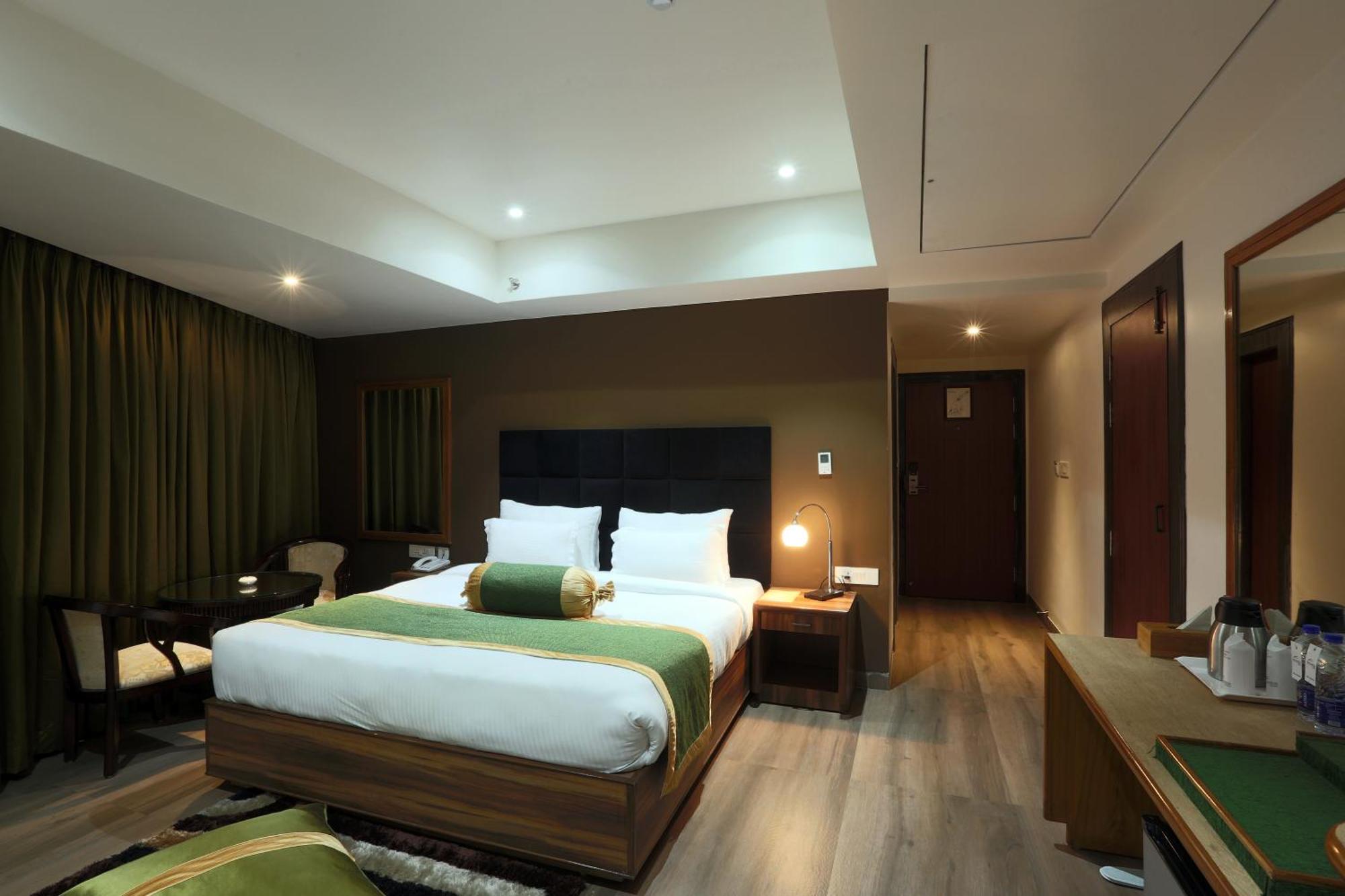 Cardinal Oxmo Delhi Airort 4*