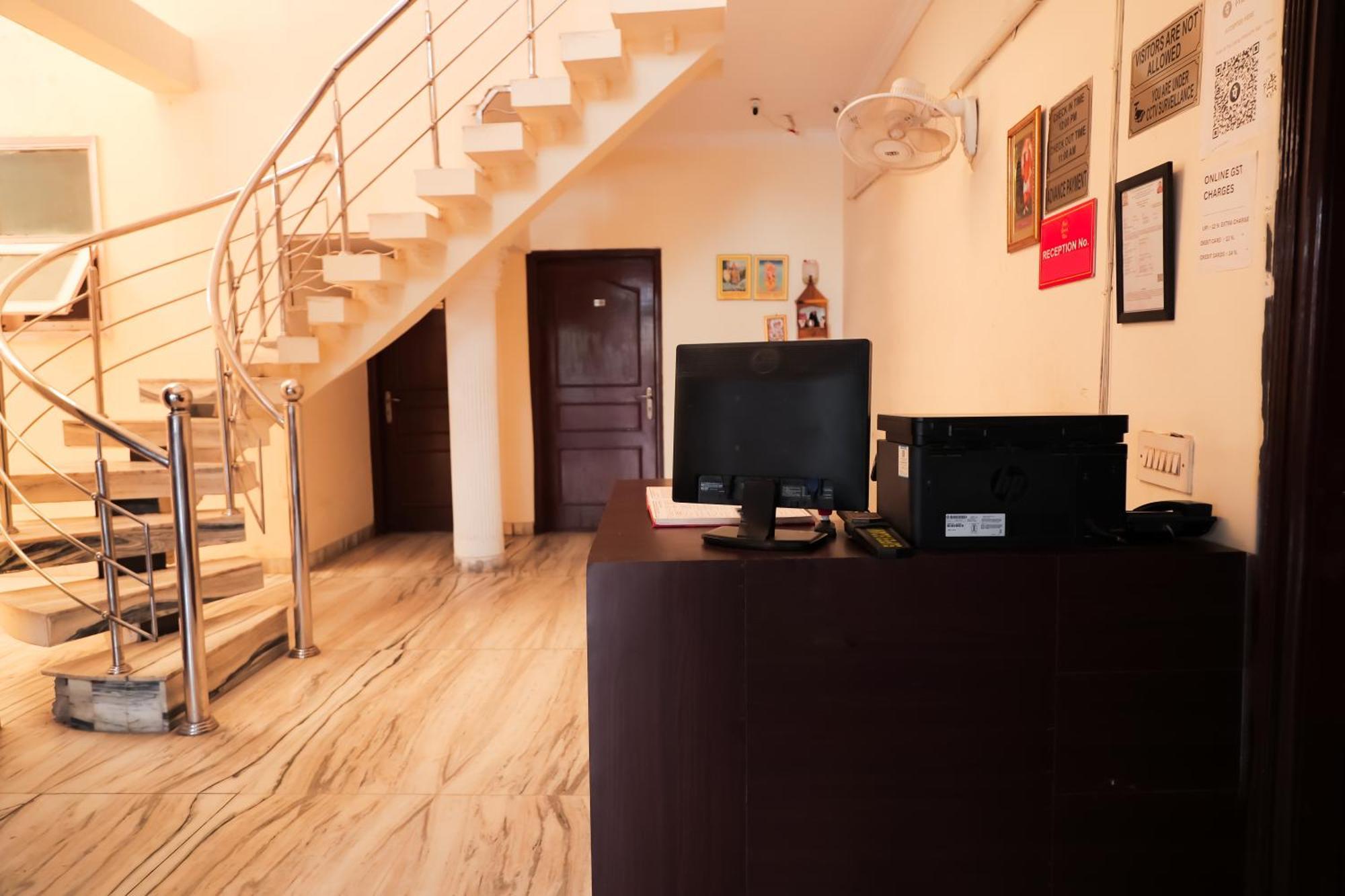 - Near Anand Vihar Station 3* Nova Deli