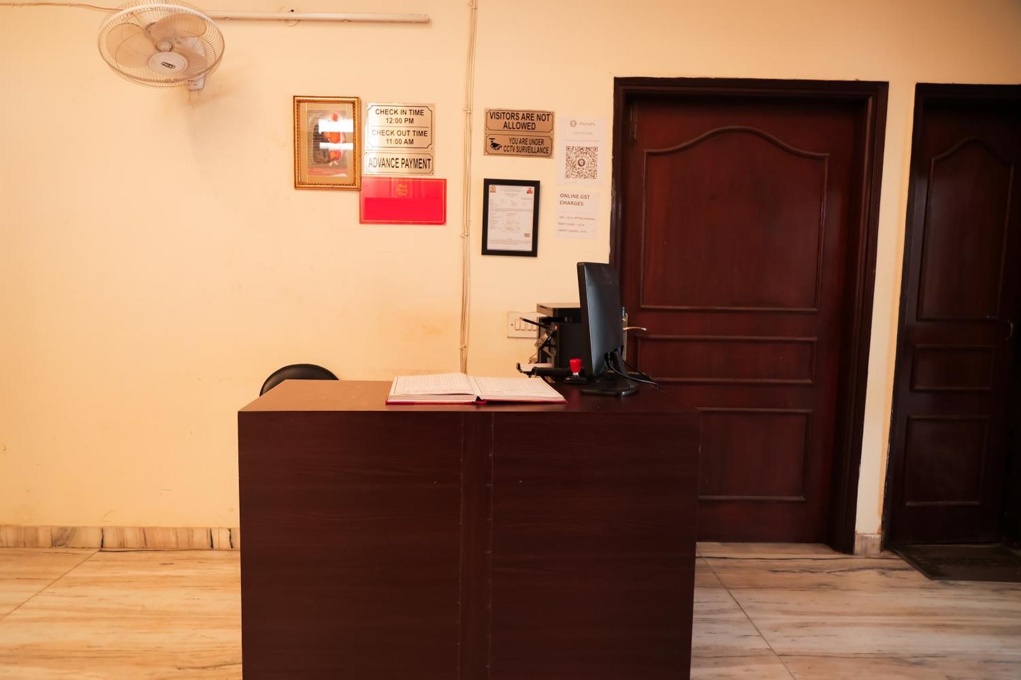 - Near Anand Vihar Station Hotel Nova Deli