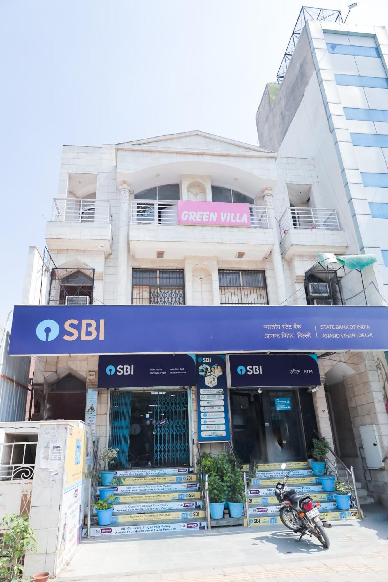 - Near Anand Vihar Station 3* Nova Deli