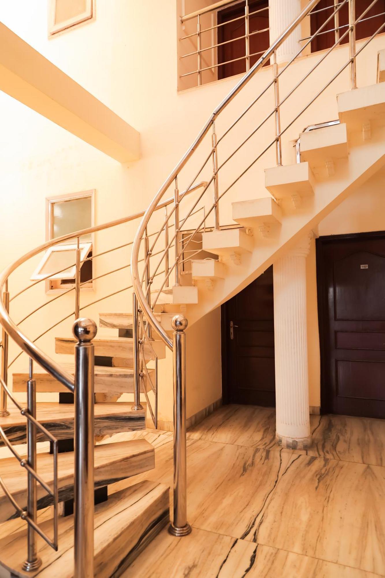 Hotel - Near Anand Vihar Station Nova Deli