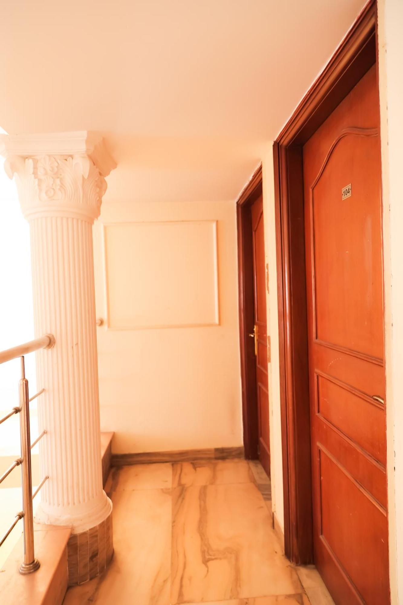 - Near Anand Vihar Station 3* Nova Deli