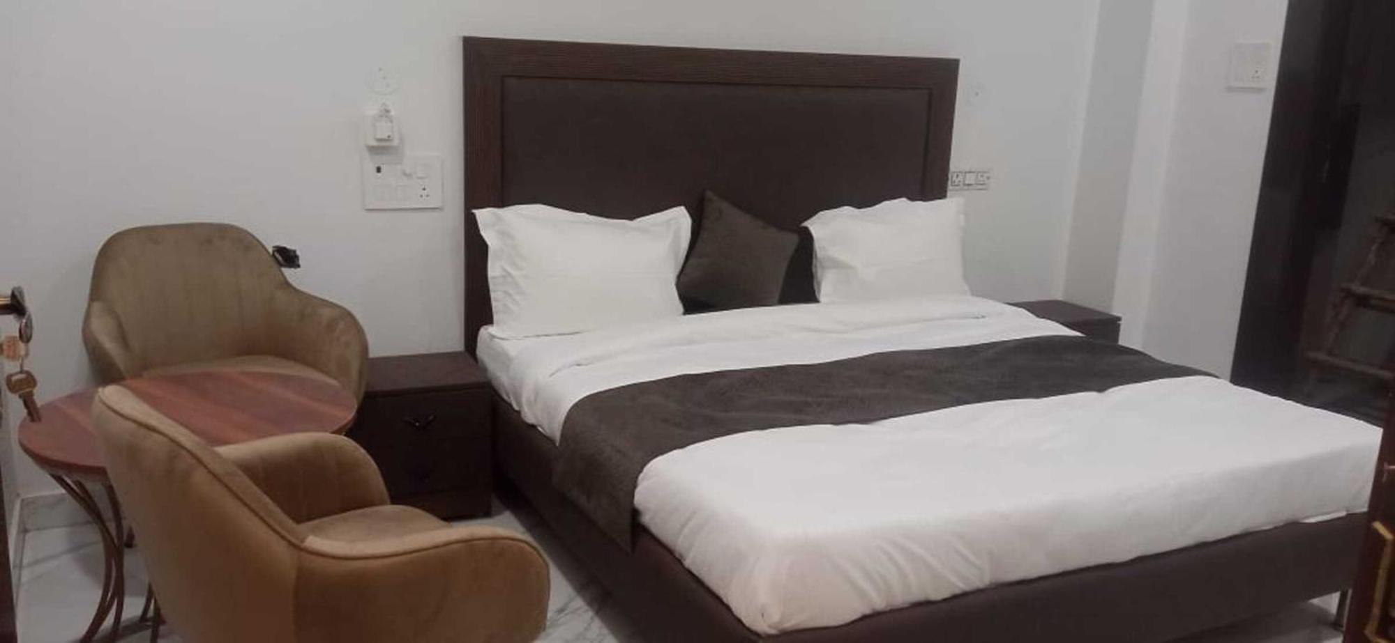 Moti Bagh - Satya Niketan * New Delhi