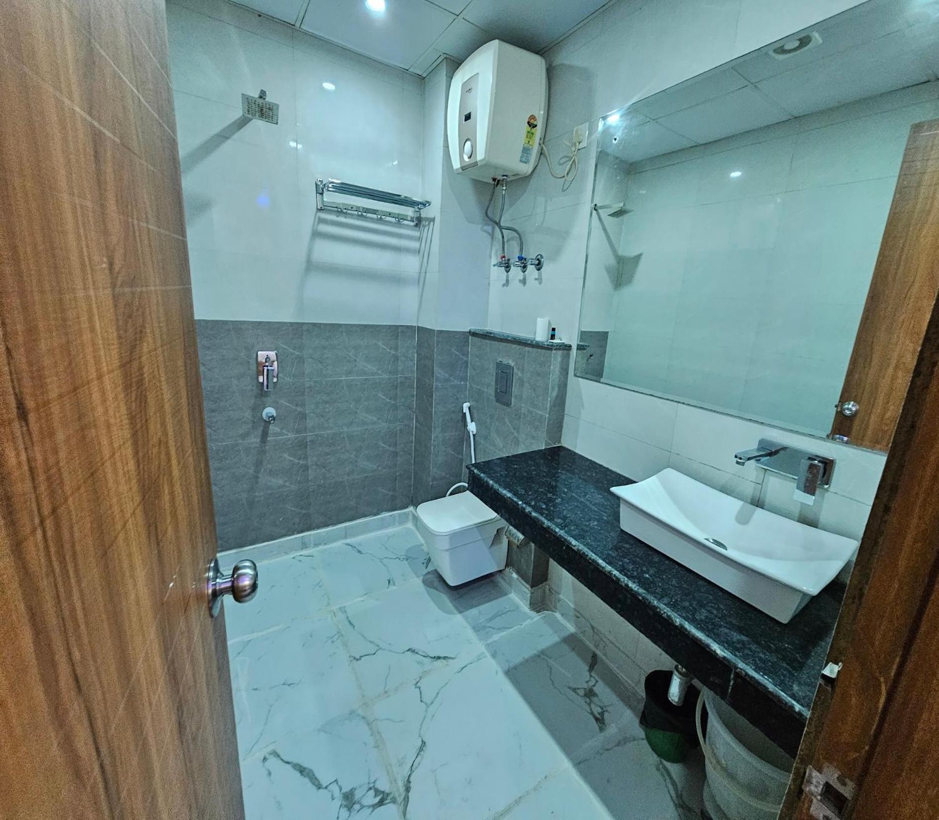 Hotel Royal Encasa Delhi Airport