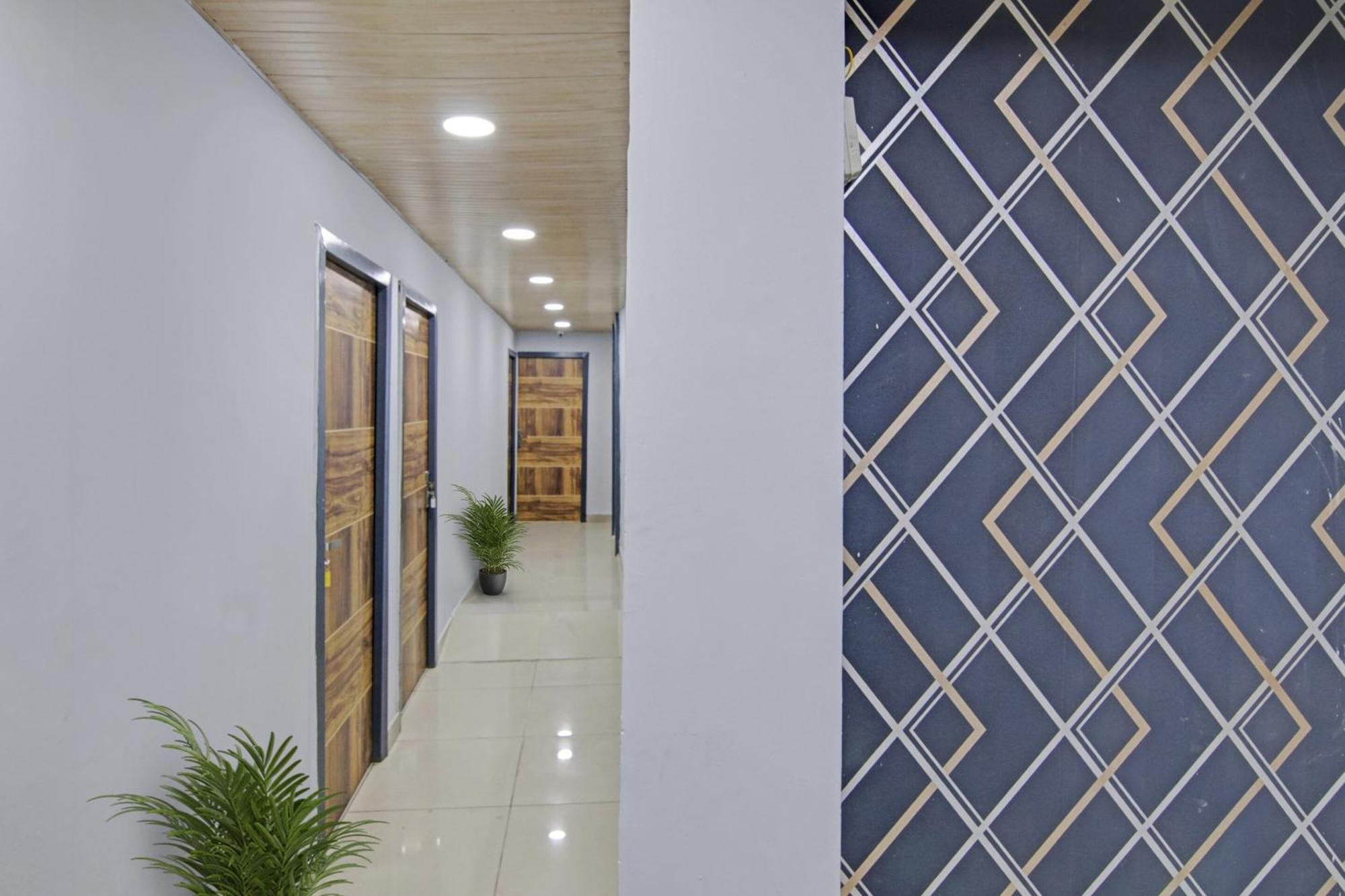 Hotel O Sr Residency Near Ccd New Delhi