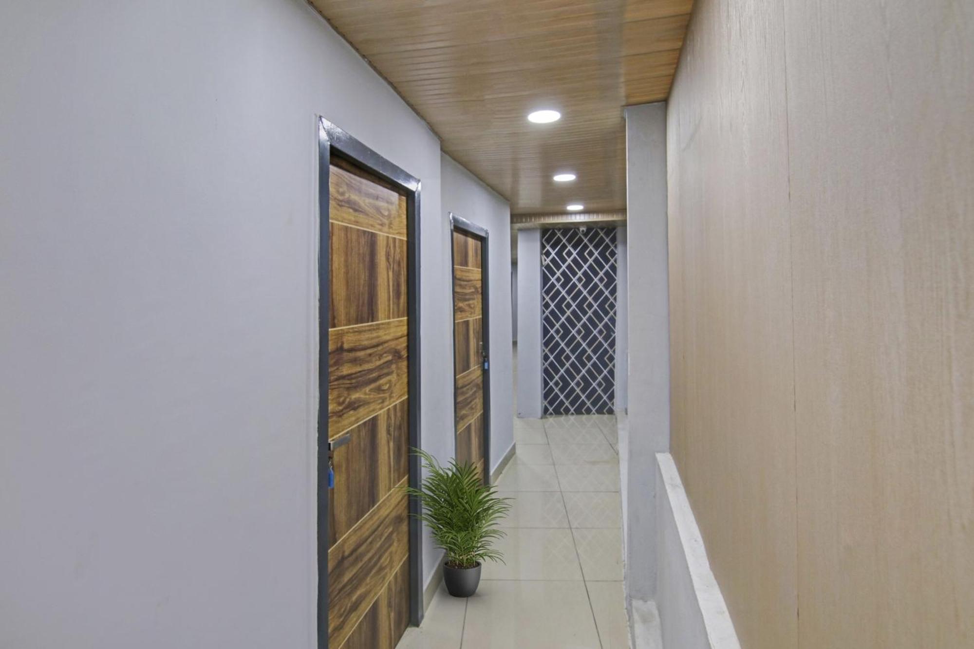 O Sr Residency Near Ccd 4* New Delhi