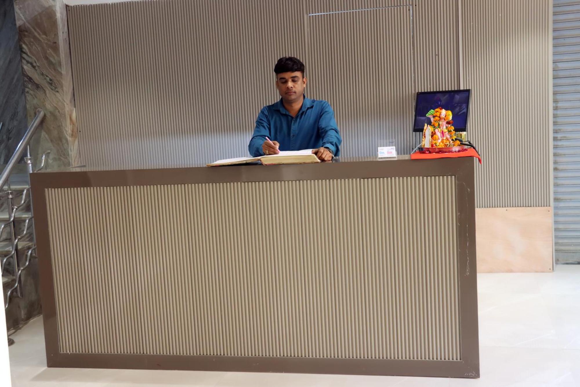 Gush At Railway Station