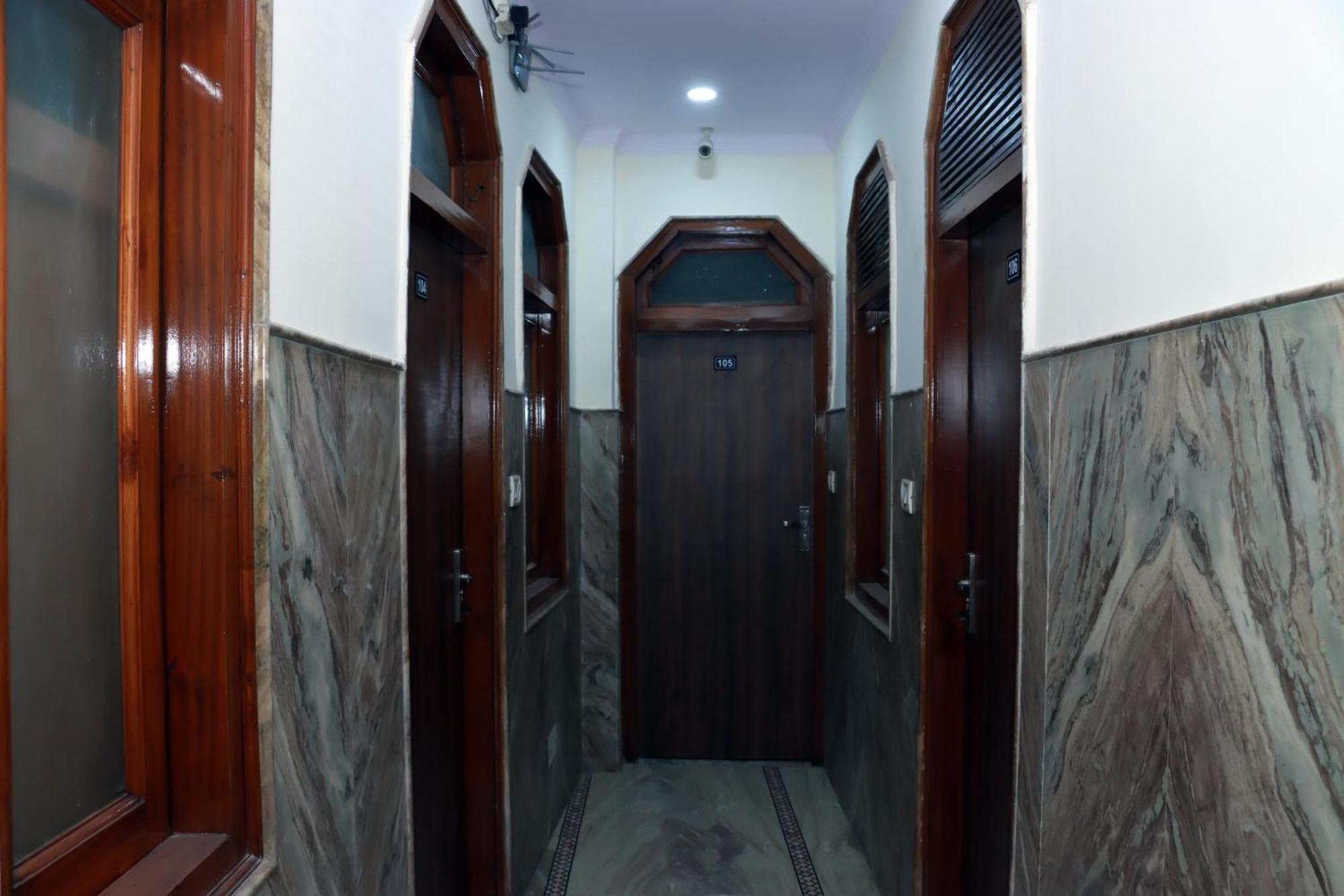 Hotel Gush At Railway Station 3*
