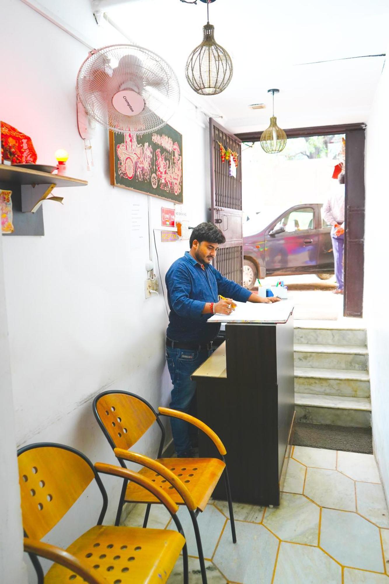 Hotel Iconic Residency - Near Ganga Ram Hospital
