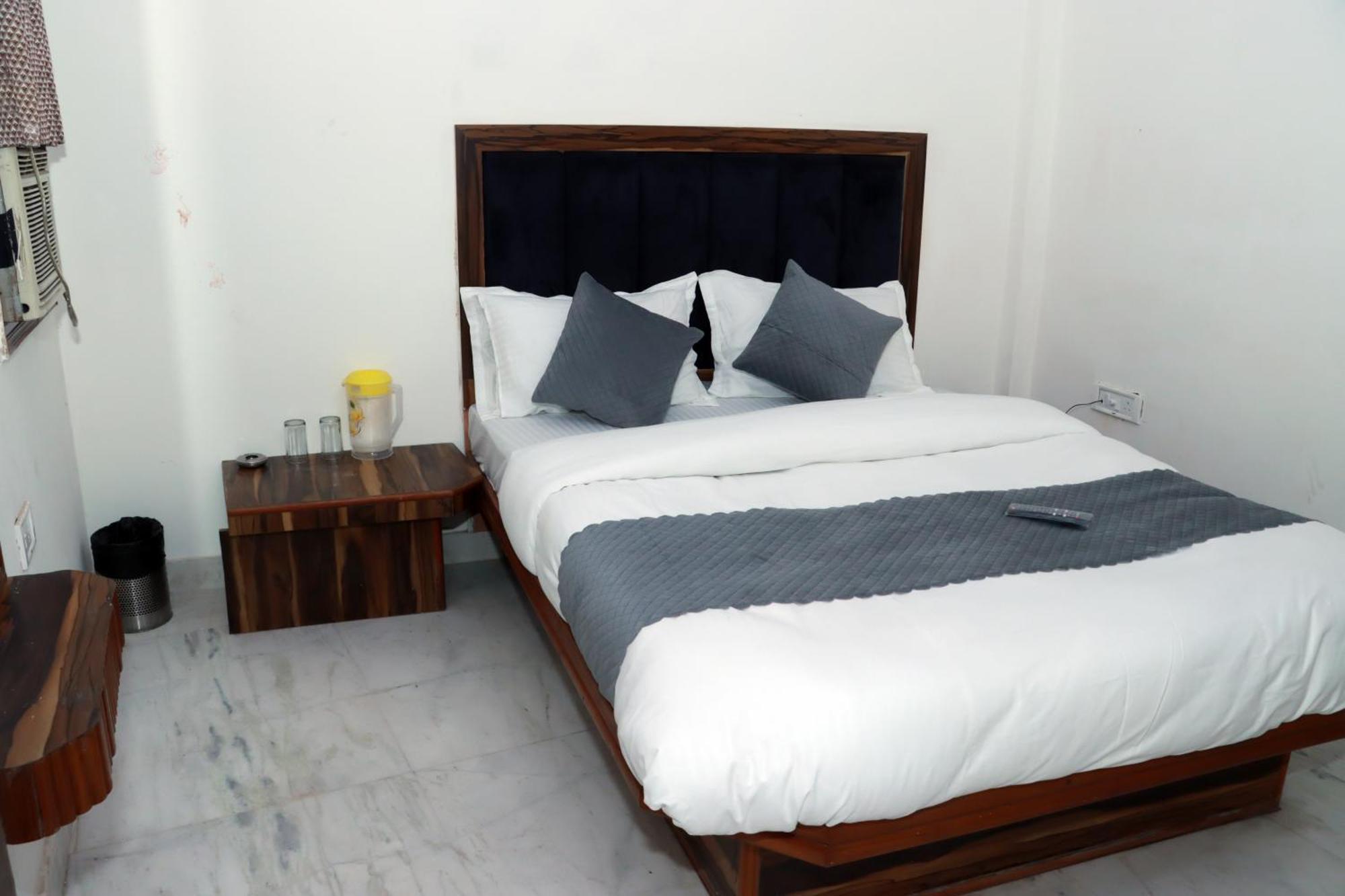 Gush At Railway Station Hotel 3*