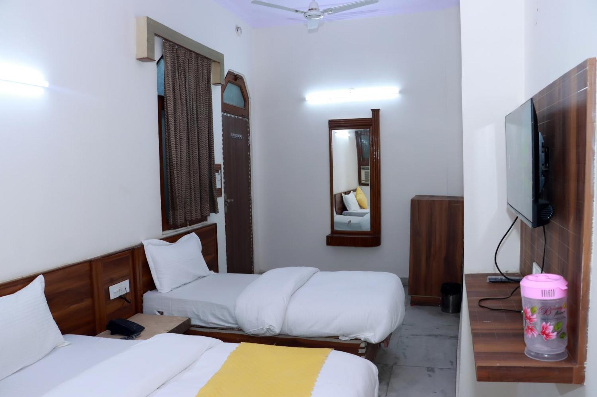 Gush At Railway Station Hotel 3*