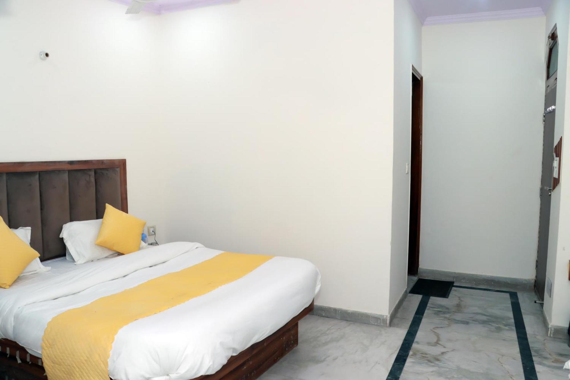 Gush At Railway Station Hotel 3*