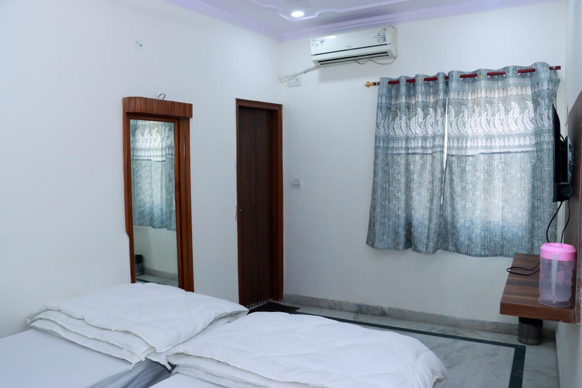 Gush At Railway Station Hotel 3*