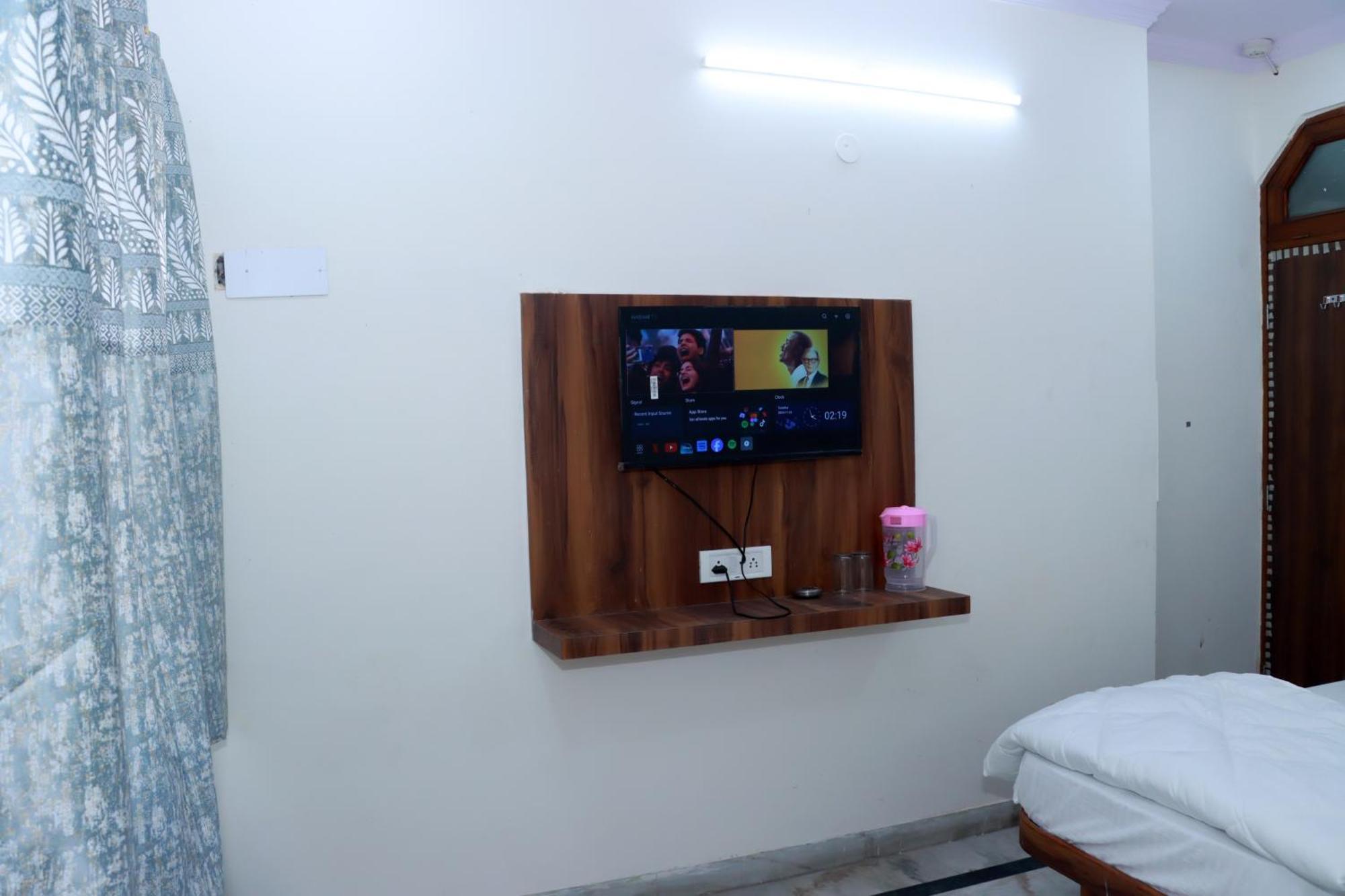 Gush At Railway Station Hotel 3*