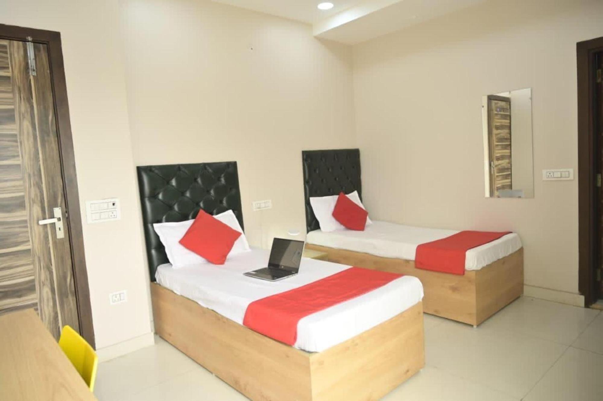 White House - Kamla Nagar Banglow Road Hotel 4*