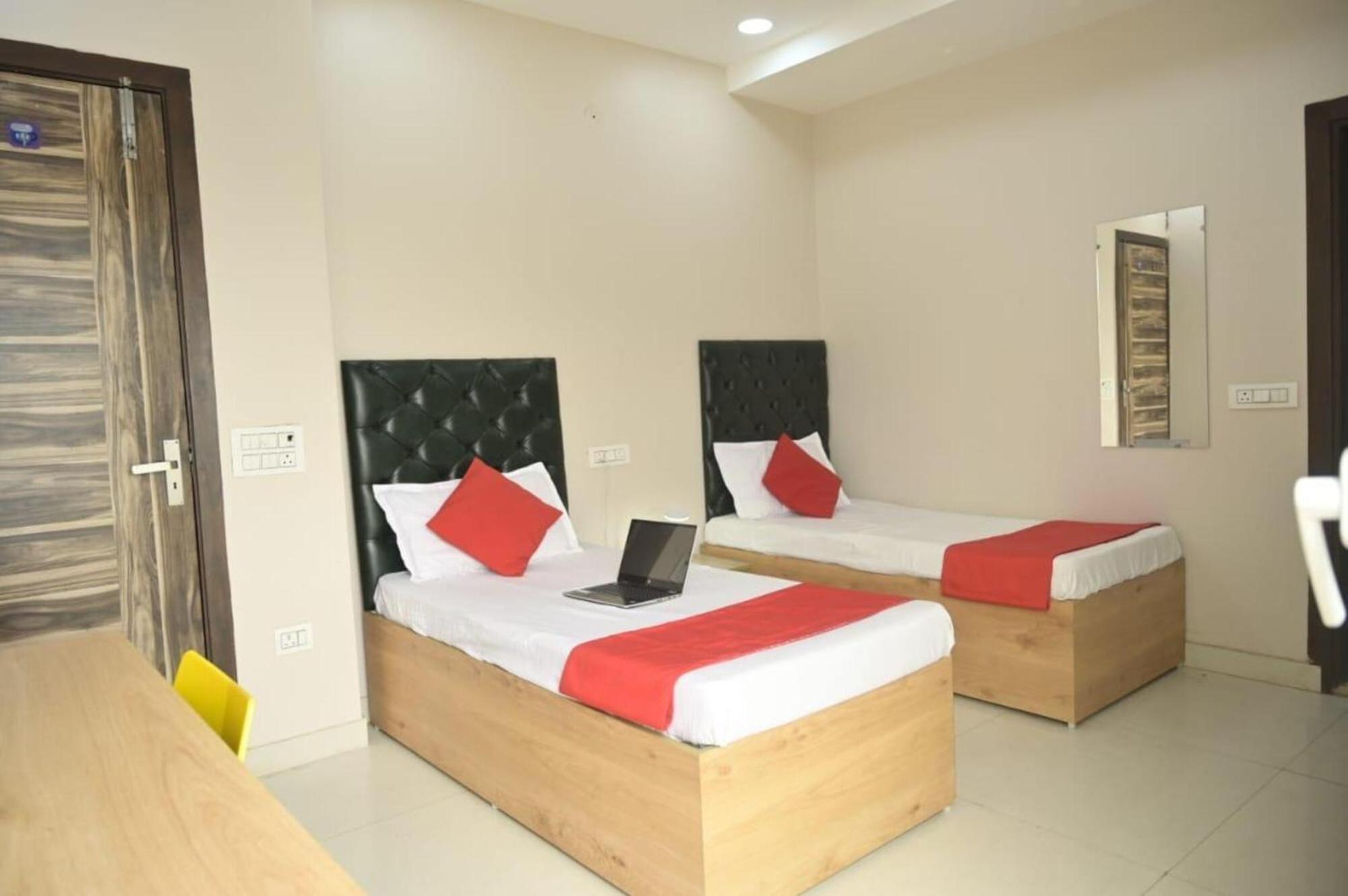 White House - Kamla Nagar Banglow Road Hotel 4*