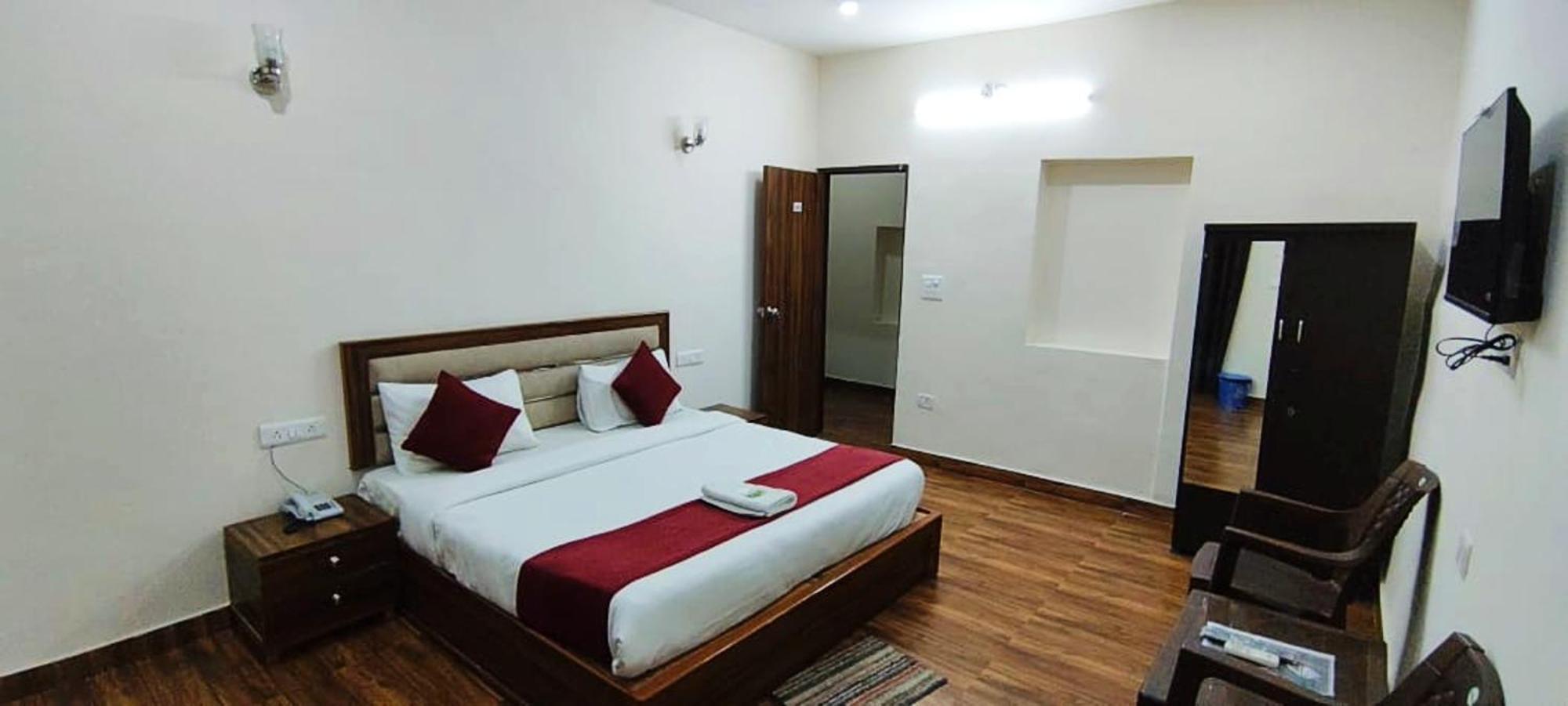 Luxury In Safdarjung Enclave Near Aiims & Safdarjung Hospital