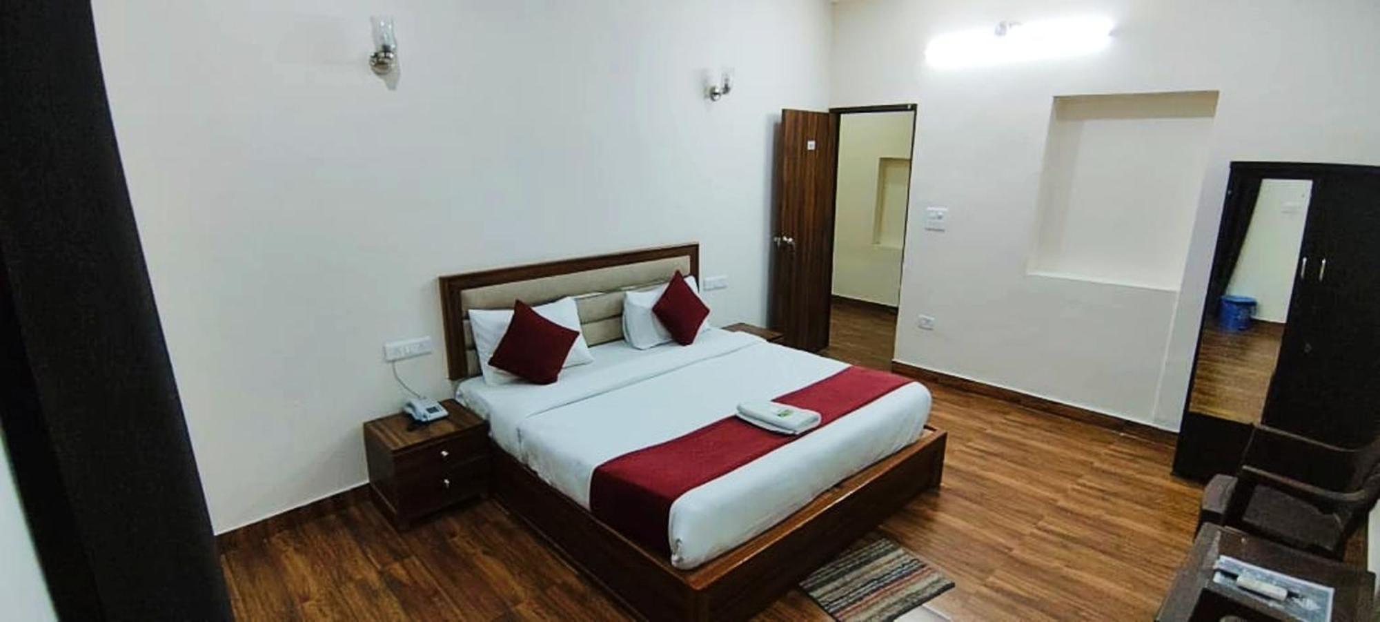 Luxury In Safdarjung Enclave Near Aiims & Safdarjung Hospital Hotel
