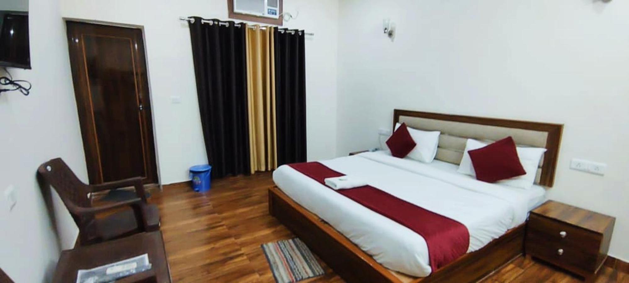 Luxury In Safdarjung Enclave Near Aiims & Safdarjung Hospital 3*