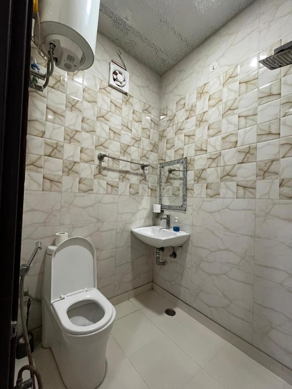 Hotel Moon Chanakyapuri Satya Niketan- Couple Friendly Hotel New Delhi