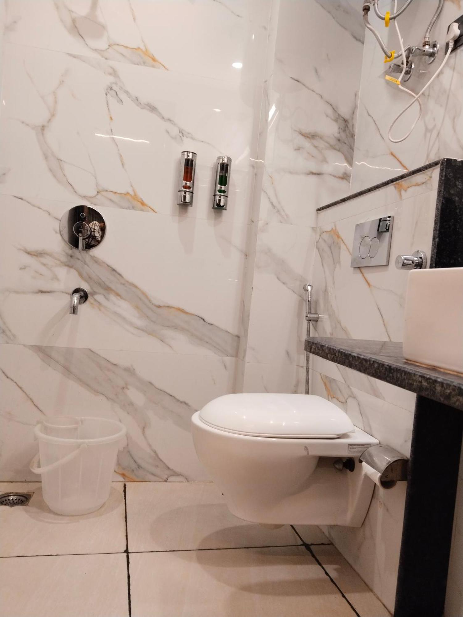 Shiva International Near By Igi Airport Guest house