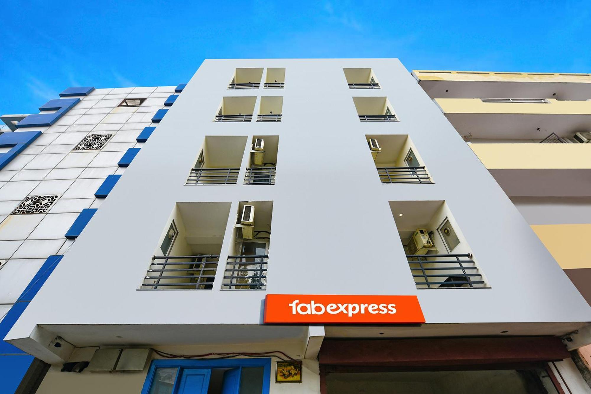 Hotel Fabexpress Twamev 3*