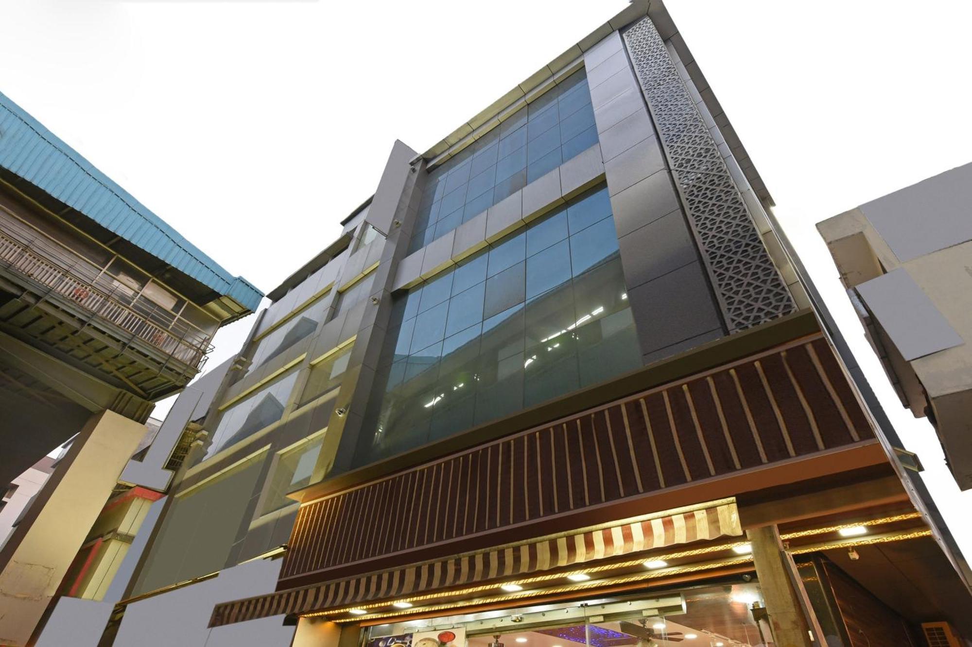 O Satguru Rasidency Dwarka Mor Hotel 2*
