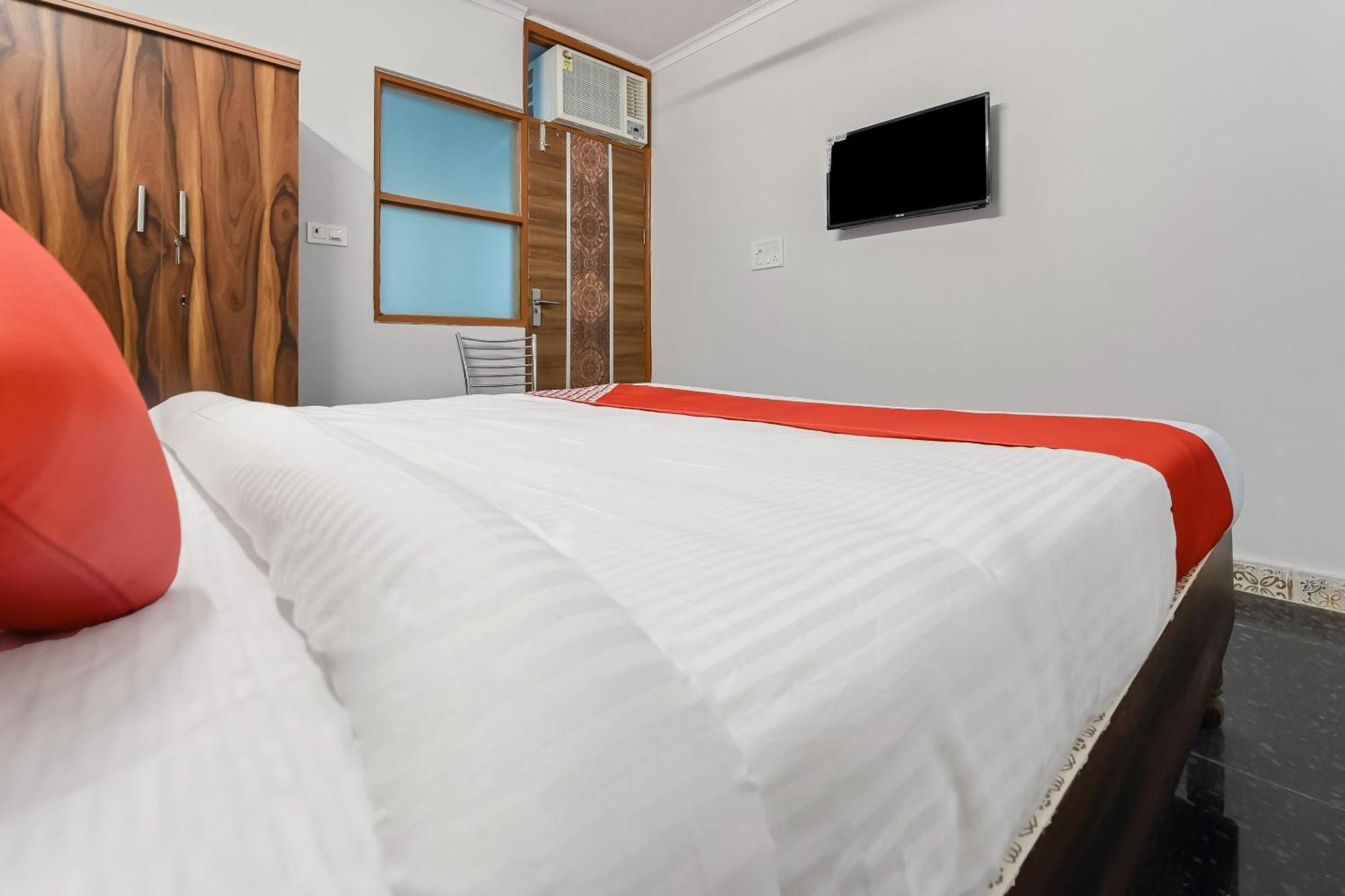 O Satguru Rasidency Dwarka Mor 2*