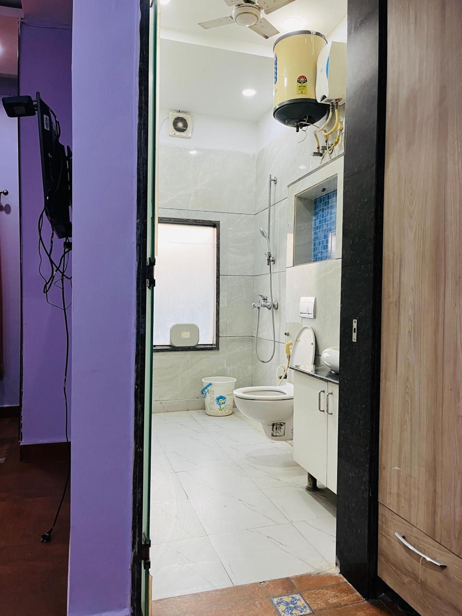 Mannat Near Shalimar Bagh Metro Hotel