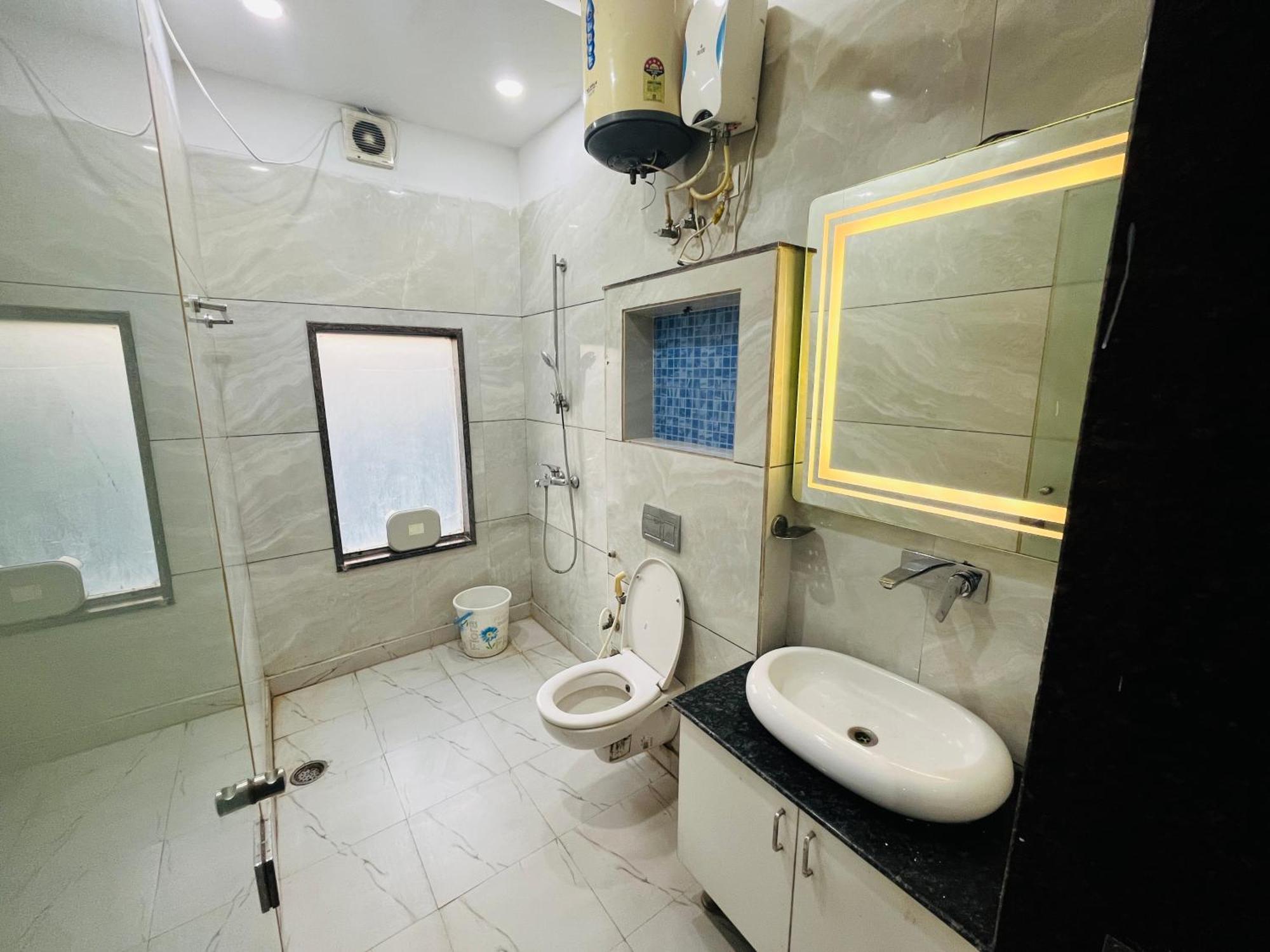 Hotel Mannat Near Shalimar Bagh Metro