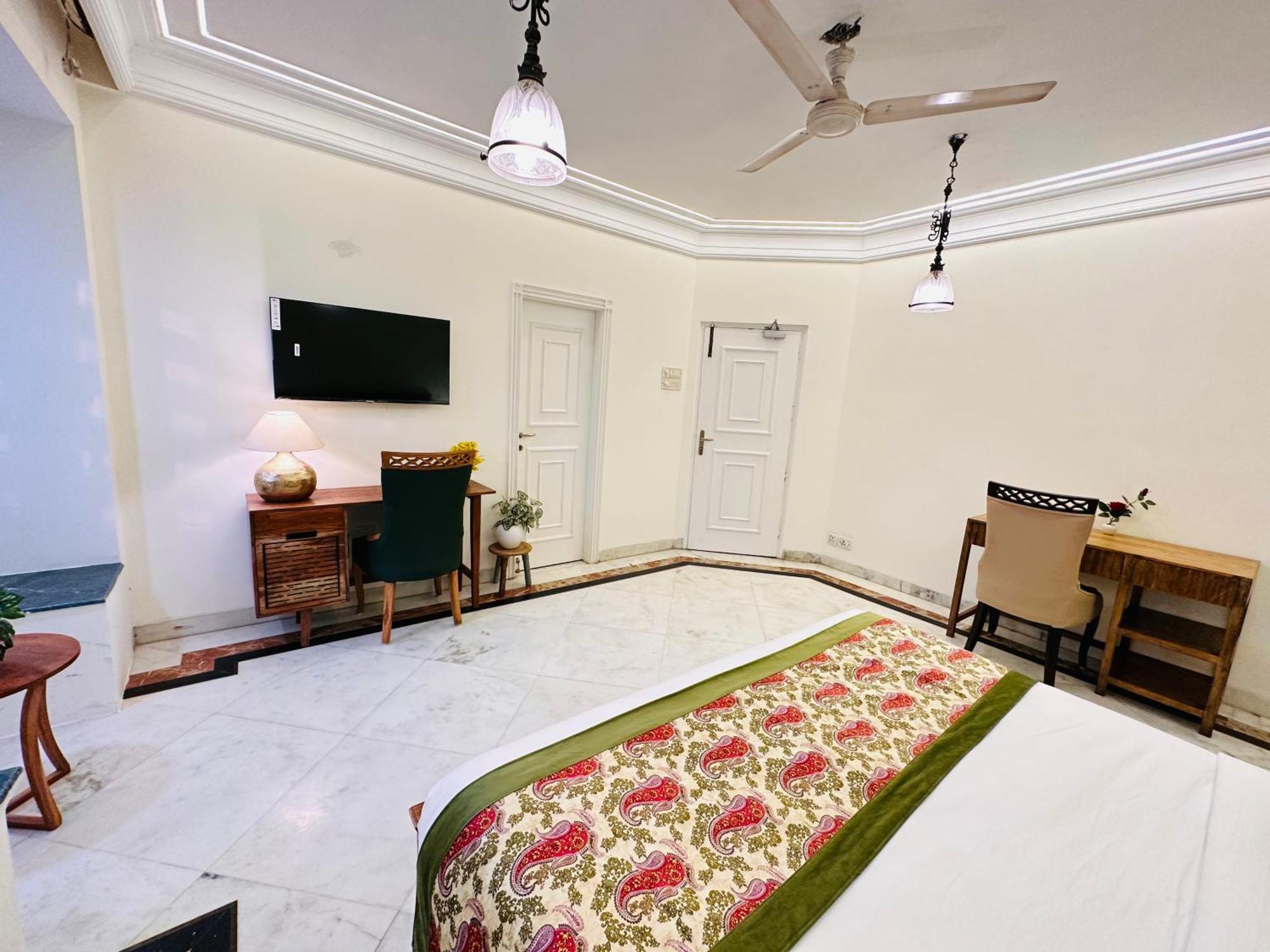 Hotel Gulmohar Residency, Hauz Khas New Delhi, Couple Friendly