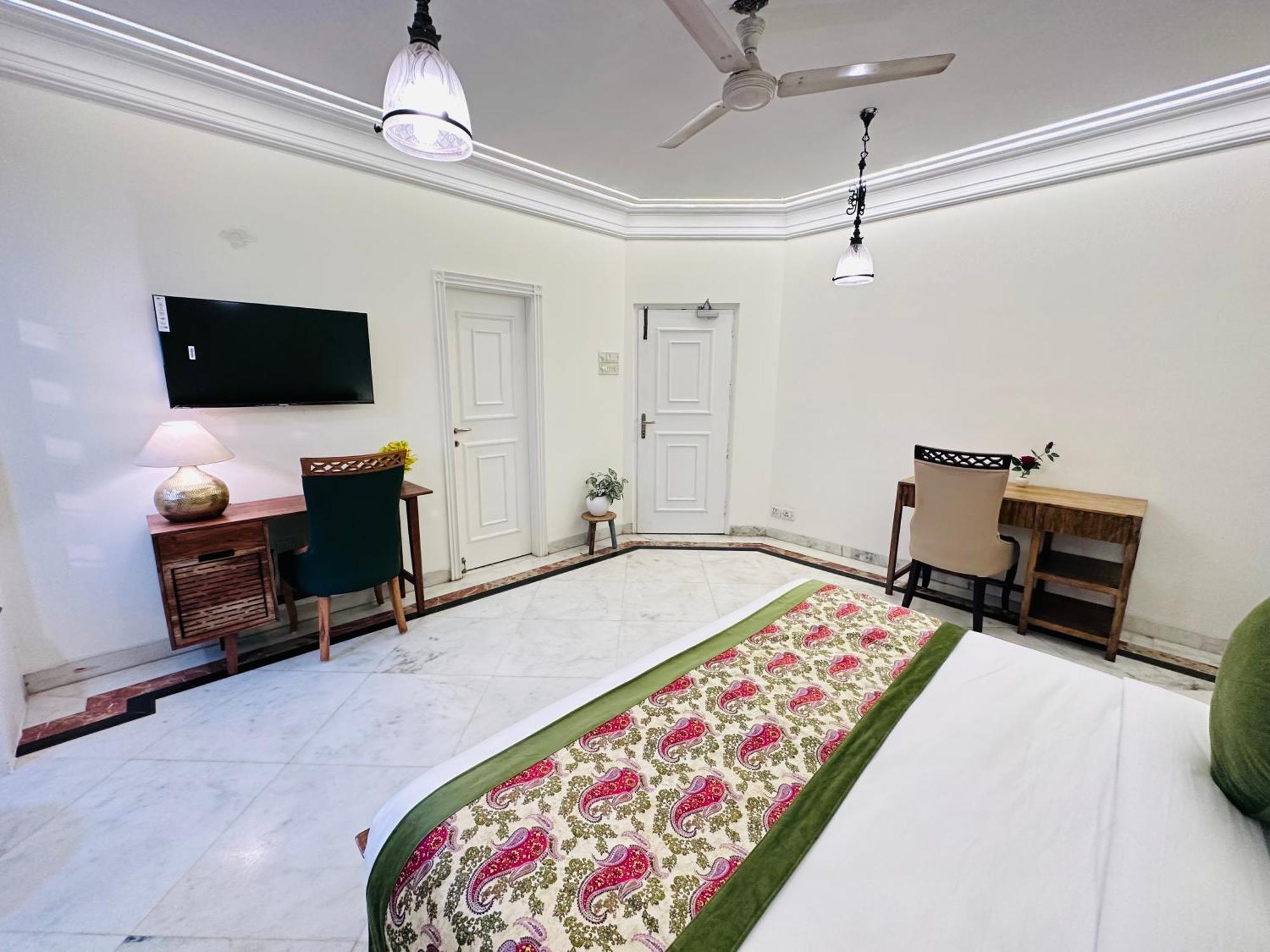 Gulmohar Residency, Hauz Khas New Delhi, Couple Friendly Hotel 3*