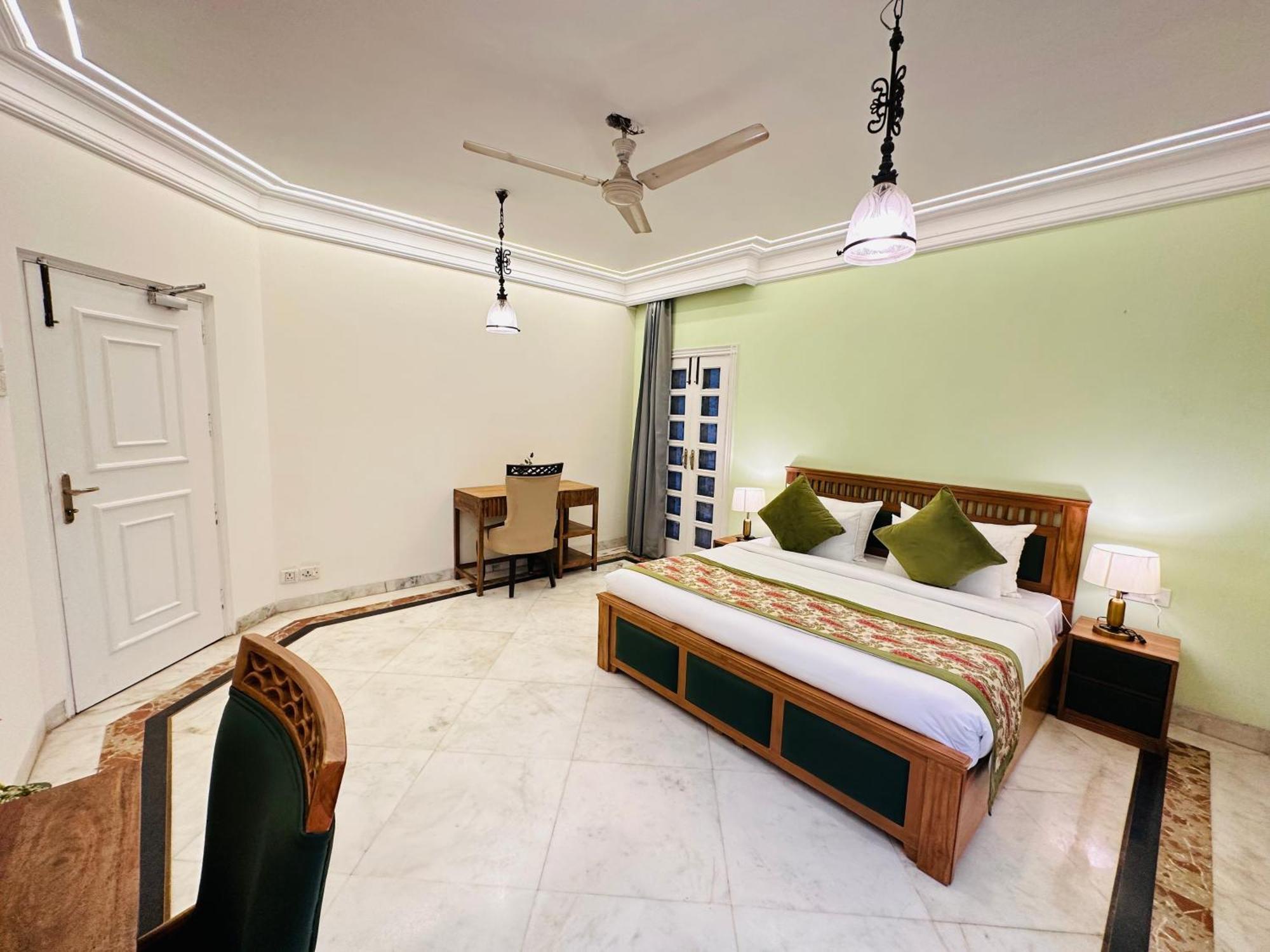 Gulmohar Residency, Hauz Khas New Delhi, Couple Friendly 3*
