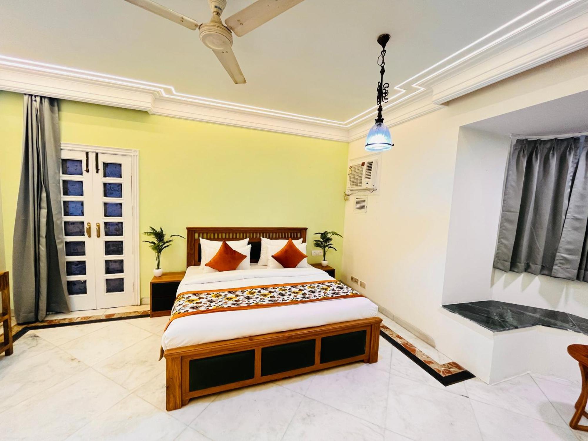 Gulmohar Residency, Hauz Khas New Delhi, Couple Friendly