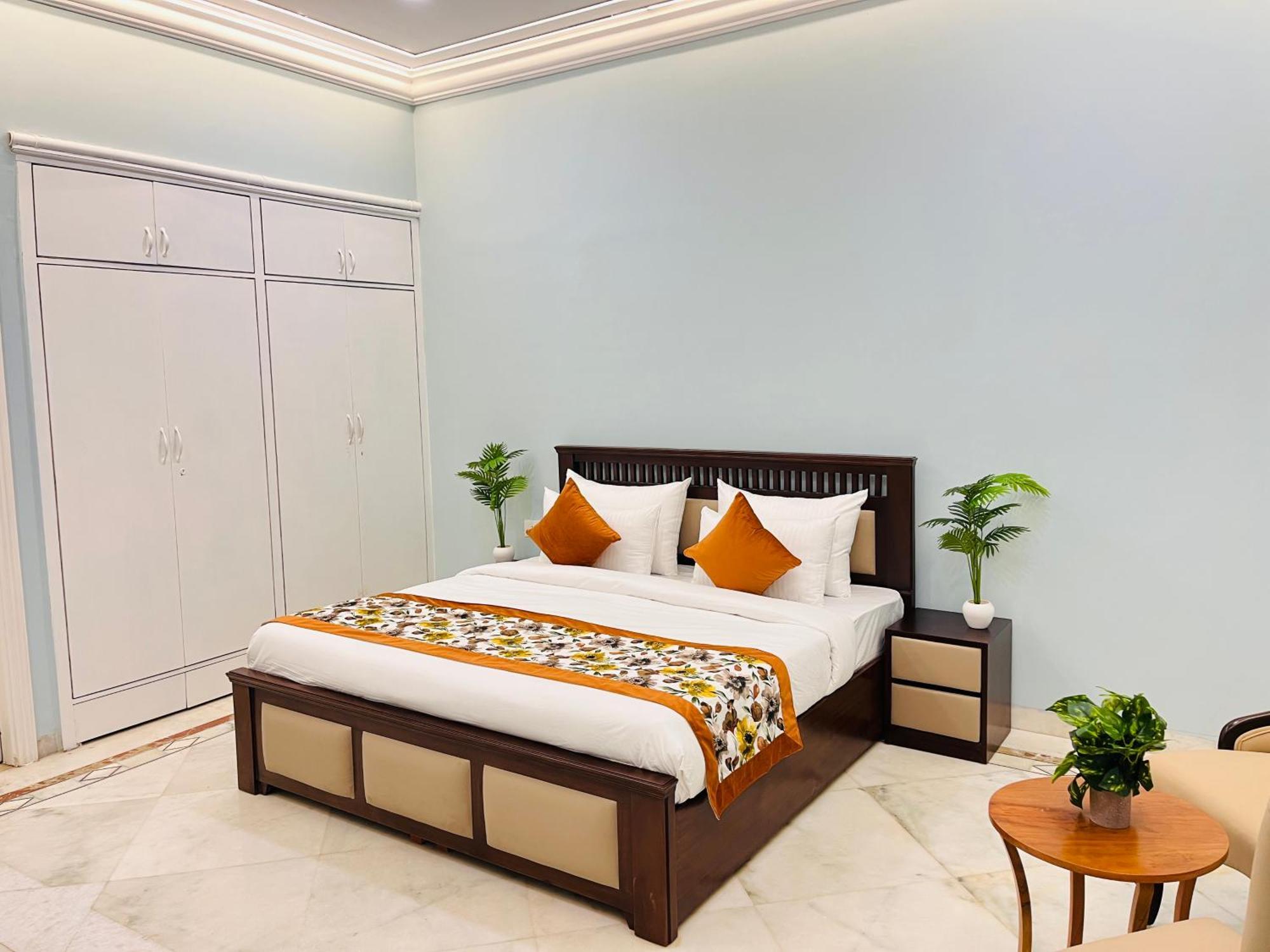 Gulmohar Residency, Hauz Khas New Delhi, Couple Friendly New Delhi