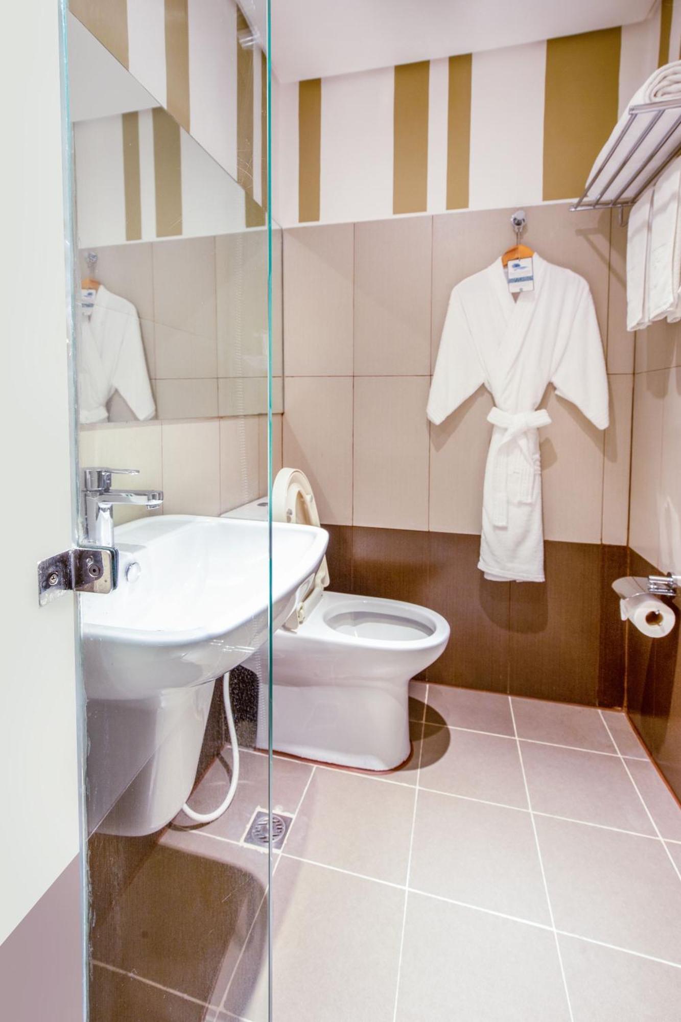 Plaza International Near Delhi Airport 4*