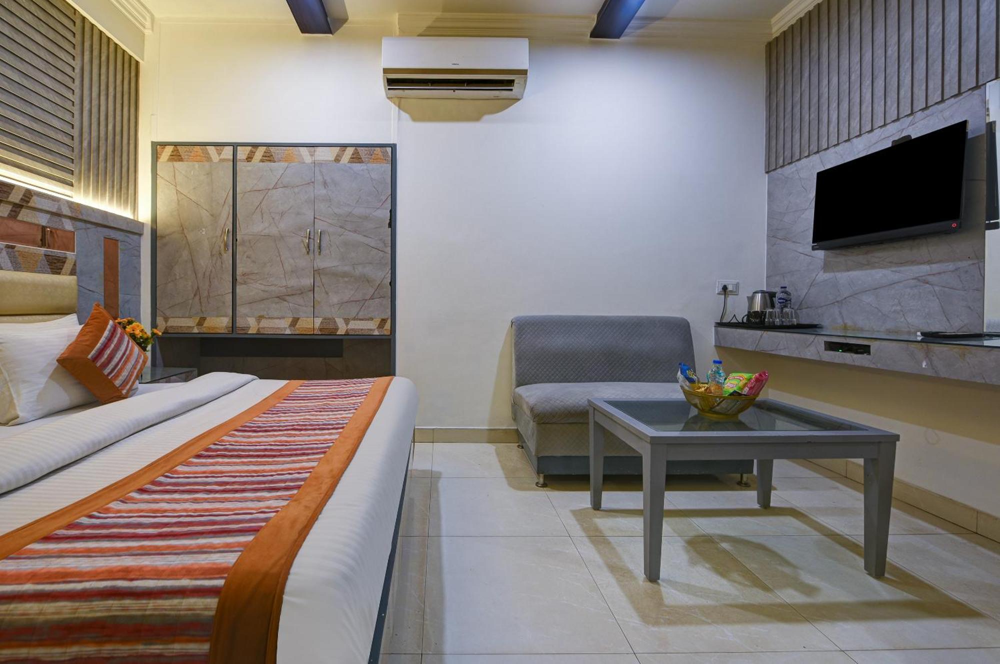 Hotel Baba Deluxe Near Railway Station And Center -by Rcg 3*