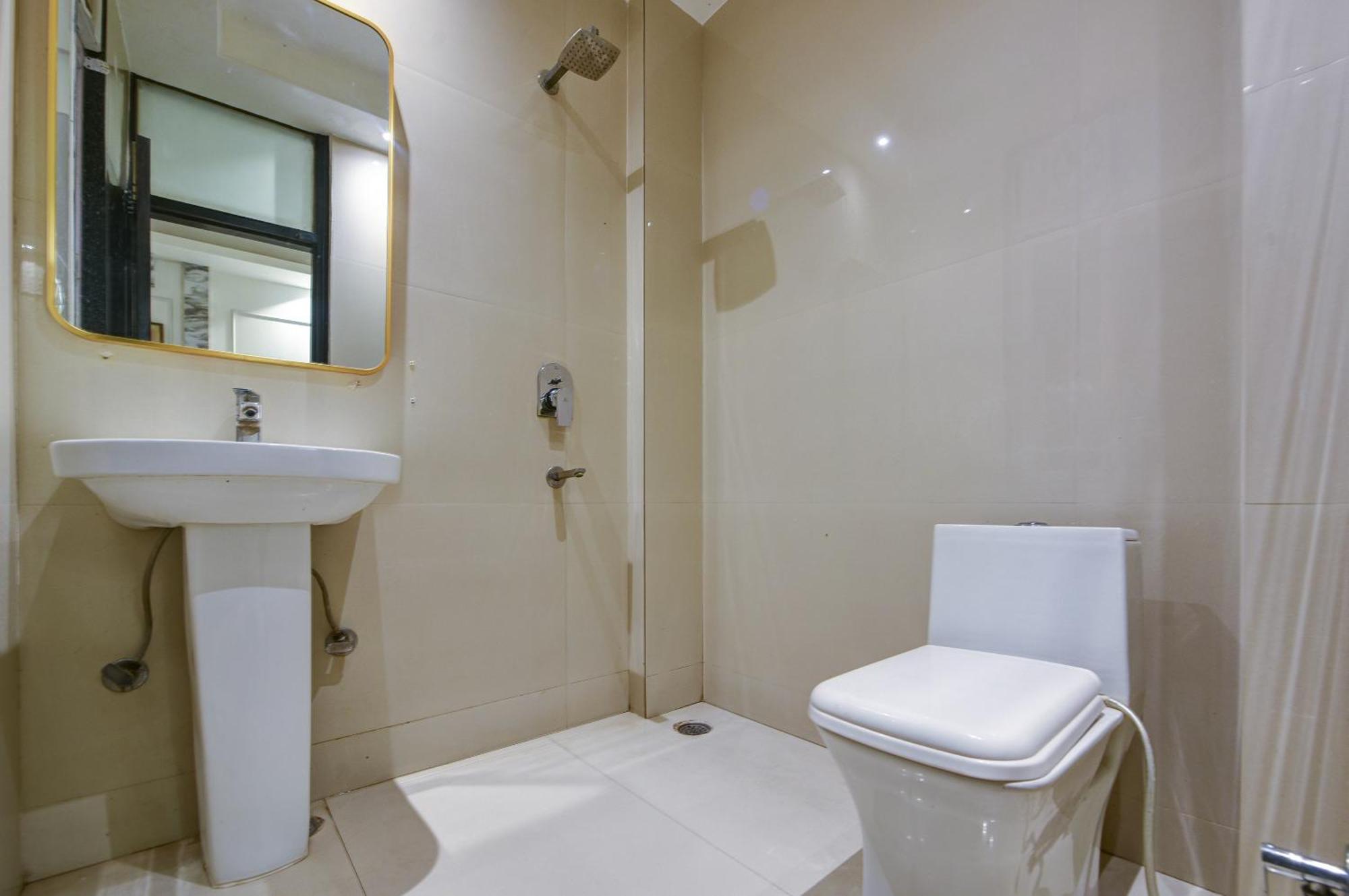 Hotel Baba Deluxe Near Railway Station And Center -by Rcg