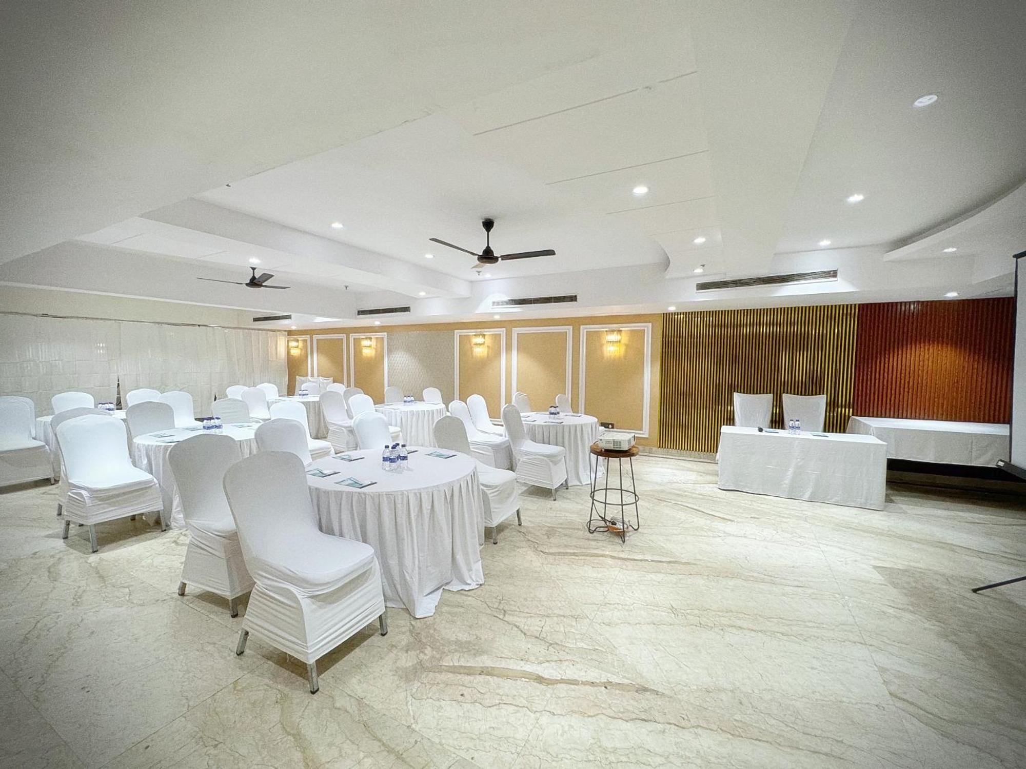 Hotel The Orion Express - East Of Kailash 3*