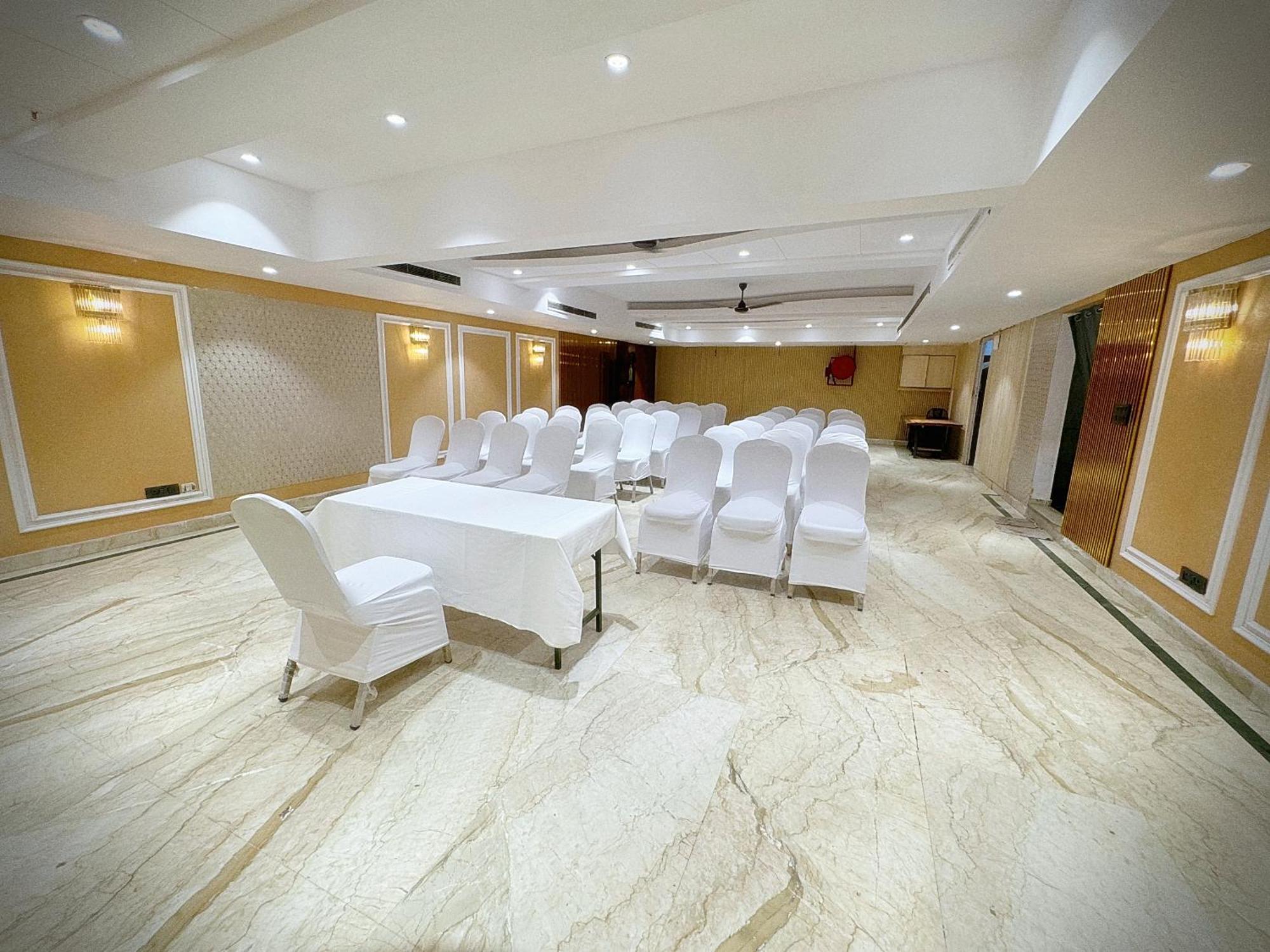 Hotel The Orion Express - East Of Kailash 3*