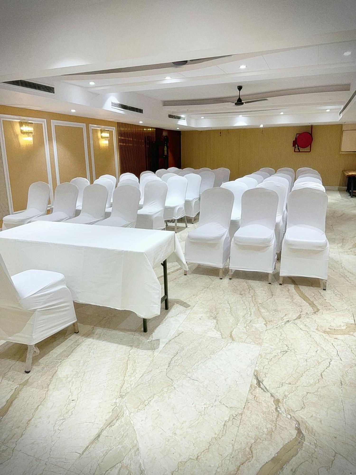 Hotel The Orion Express - East Of Kailash 3*